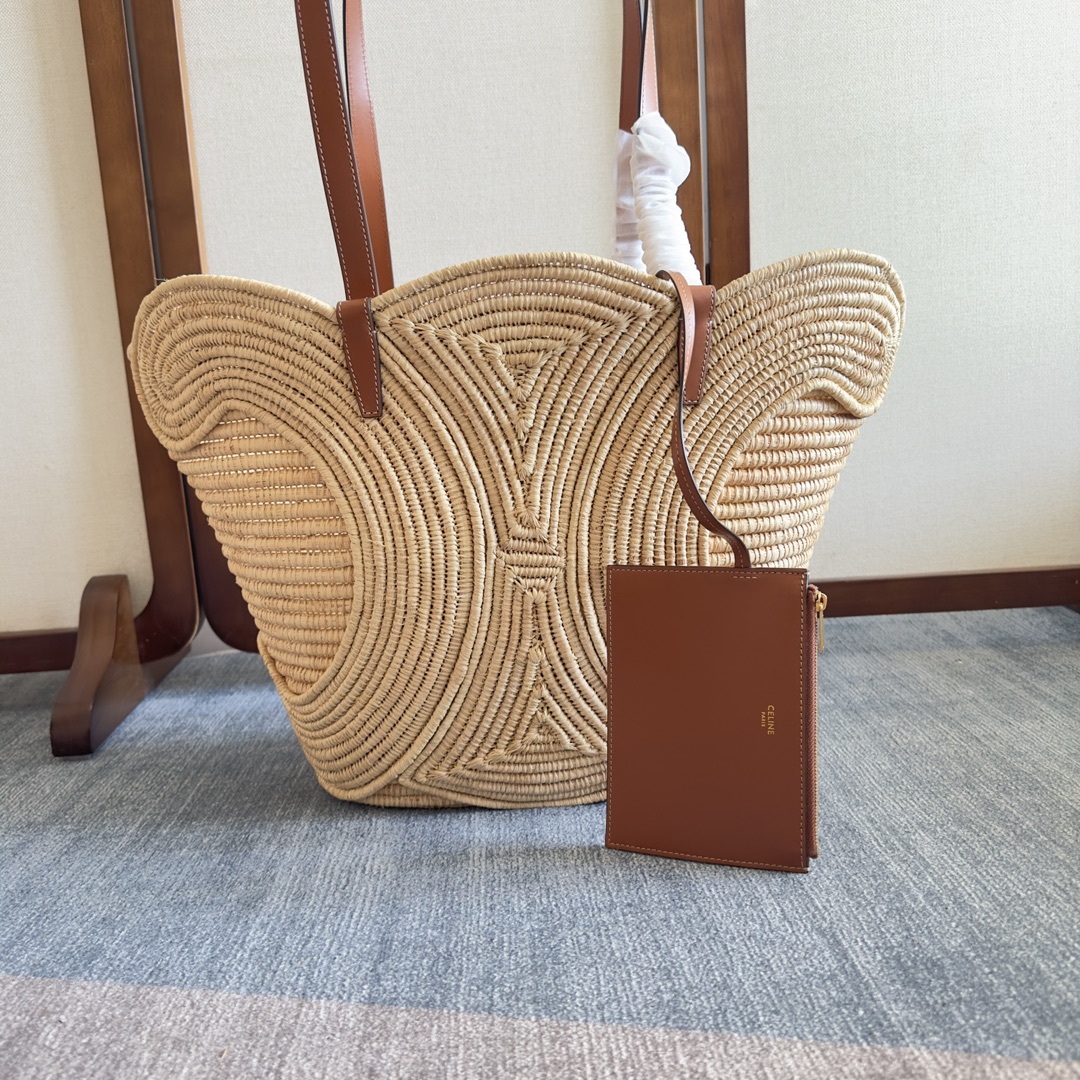 NO:532505,CELINE Natural plant materials and cowhide medium-sized woven TRIOMPHE classic basket bag. Midsummer is a straw bag. Each natural straw woven vegetable basket is hand-woven. Celine girls' summer. The holiday style that loves not enough. ~ Like this unique leisurely holiday feeling~ The warm beige color is like the beach in the early morning. It gives people a calm and warm feeling. Spacious and practical bag body matched with three-dimensional Arc de Triomphe cleverly blends high-end tone~ The upper body looks great!  It's a super film to take photos!  Note: Hand-woven handbags, each piece is unique. The size and shape may vary slightly. Natural plant materials, cowhide, unlined, gold finish, shoulder back, 1 main compartment, 1 inner removable leather zipper pocket, shoulder strap length 35cm Size 47 X 30.5 X 15cm Number 116982, Celine, celine, celine, espadrilles, cowhide19860909CELINE 天然植物材料和牛皮革中号编织TRIOMPHE经典提篮包 盛夏是属于草编包的 天然草编织菜篮子每一只都是纯手工编制 Celine女孩的夏天 爱不够的假日风 ～喜欢这种与众不同的悠闲假日感～温润的米色调宛如初晨的沙滩 给人平静温馨的感觉宽敞实用的包身搭配上立体凯旋门 巧妙融合高级调性～ 上身巨好看！拍照也超级出片！ 注手工编织手袋,每件作品皆别具一格.尺寸和造型可能稍有差异. 天然植物材料,牛皮革包边,无衬里,金色饰面,肩背,1个主隔层,1个内侧可拆卸皮革拉链口袋,肩带长35cm 尺寸47 X 30.5 X 15cm 编号116982,赛琳celine,celine,celine,espadrilles,cowhide,Bag