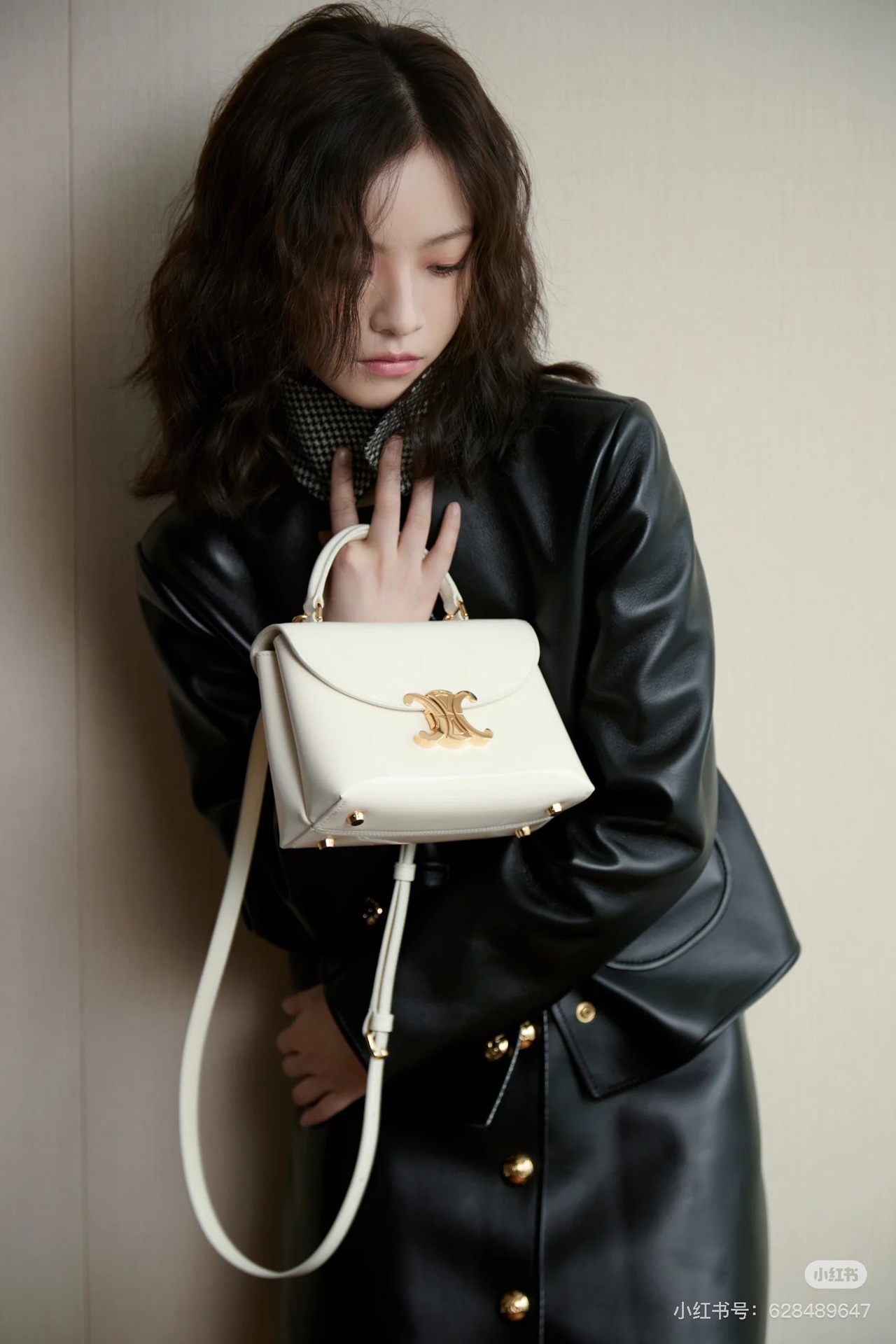 NO:209525,CELINE White NINO is really beautiful. A salty and sweet one. It looks great when you go to work and work or daily casual. You can be cross-body on one shoulder or carry it with you. Celine, celine, celine, celine19860909七夕礼物指南之CELINE 白色NINO真的好漂亮 可咸可甜的一款 上班配职业装或者日常休闲都很好看 可以单肩斜挎也可以手提,赛琳celine,celine,celine,Bag