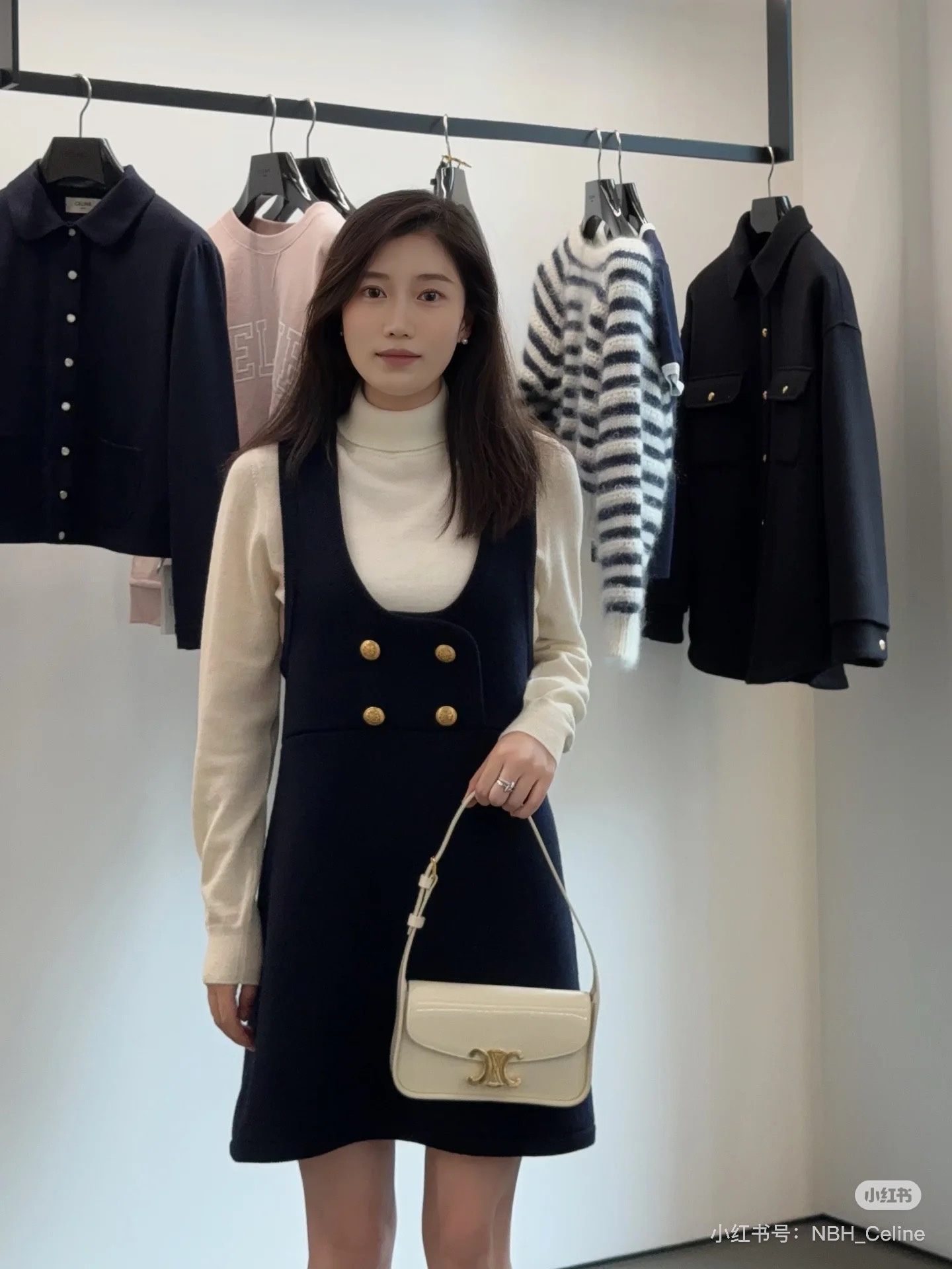 NO:209584,Directly hit Celine24 autumn and winter show handbag TERENCE. TERENCE painted cowhide leather handbag White cotton milk is very strong and does not pick the color of clothes. Painted surface is a very important popular element this autumn and winter. It is matched with soft wool cashmere material. Fitness, Celine, celine, celine, cowhide19860909直击Celine24秋冬秀款手袋TERENCE. TERENCE漆面牛皮革手袋 白棉色奶呼呼的搭配行很强不挑衣服的颜色 漆面是今年秋冬非常重要的流行元素 和柔软质地的羊毛羊绒材质搭配在一起 适配度,赛琳celine,celine,celine,cowhide,Bag