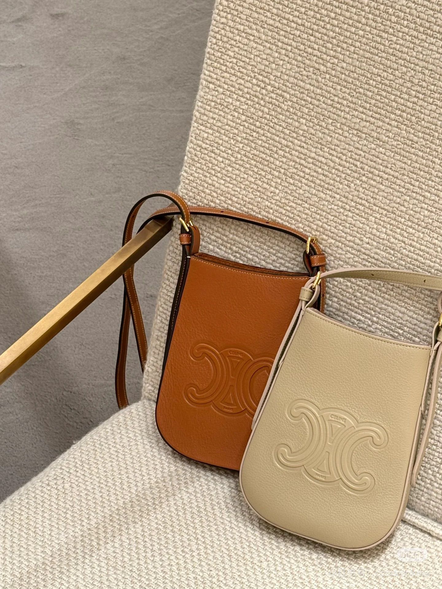 NO:213590,CELINE new leather mobile phone bag The new mobile phone package has a larger capacity and is more suitable for use. It also uses a relatively low-key embossed Arc de Triomphe logo, which is easy to match with different outfits, Celine, celine, celine19860909CELINE新款皮革手机包 新款手機包容量更大更好放 而且用了比較低調的壓花凱旋門logo 容易搭配不同穿搭,赛琳celine,celine,celine,Bag