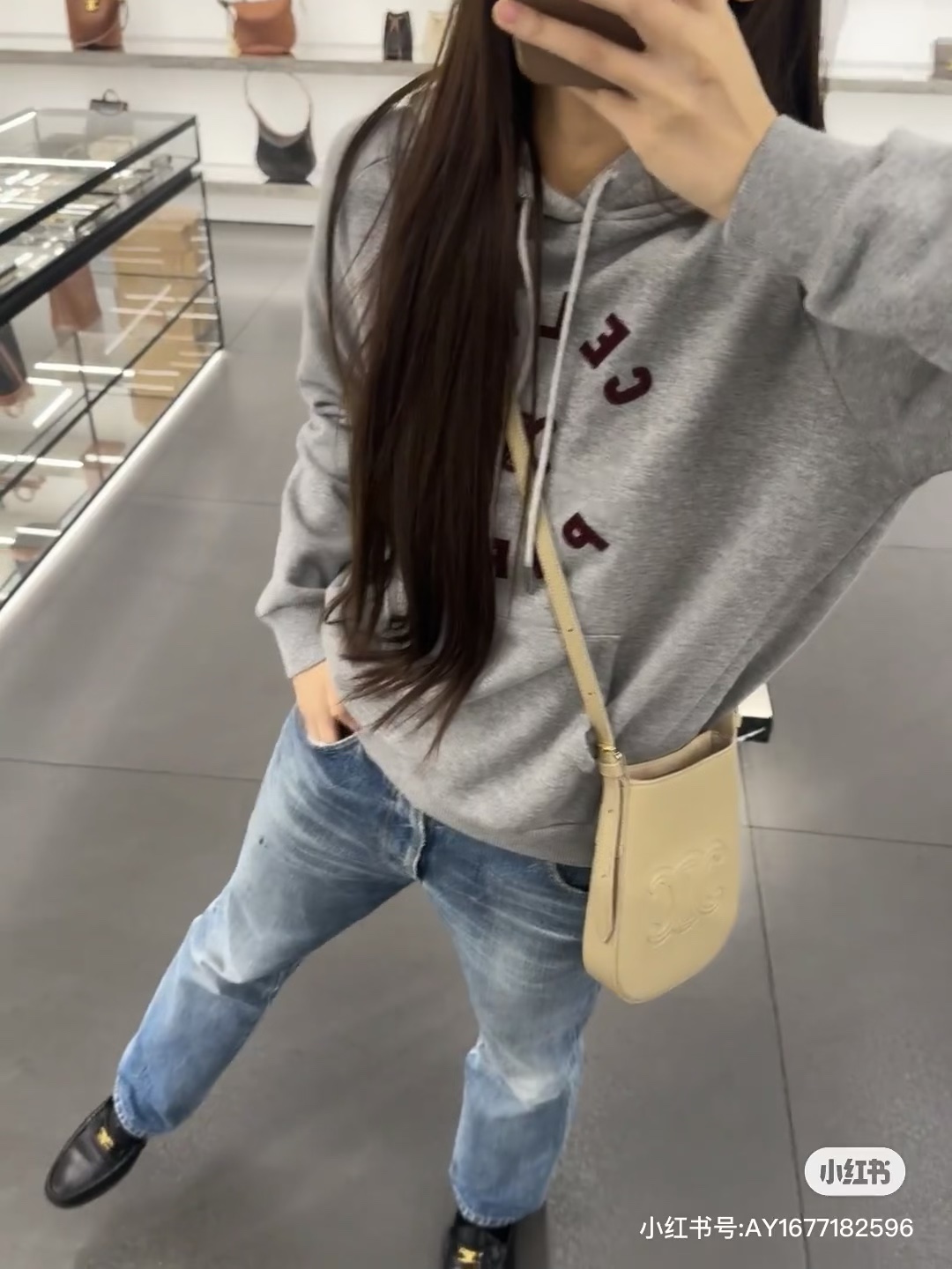 NO:213593,CELINE mobile phone bag The new color of this khaki beige, and it is not at all with gray. ★ It feels like a small bag is much cute when you carry it. Celine, celine, celine, celine19860909CELINE手机包 新款的这个颜色有点偏卡其调的米色,配灰色也完全不 突兀★小包包背起来感觉人都可爱了不少,赛琳celine,celine,celine,Bag