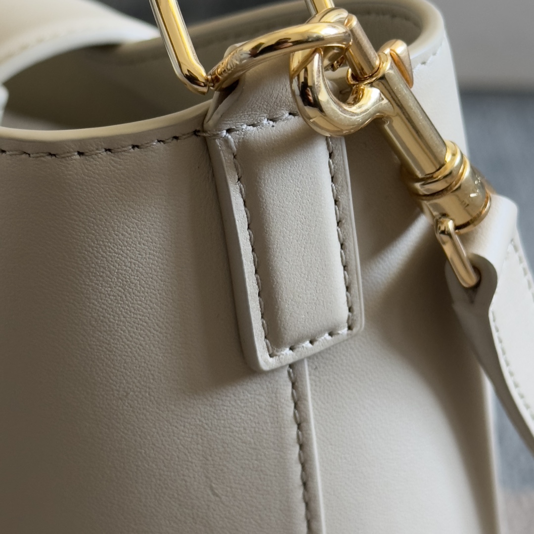 p720。 新品上线🅰️🅰️ CE家新款小号桶包 
Louise 采用光泽细腻的小牛皮塑造洗练流畅的水桶廓型，深邃背景烘托精巧闪亮的金色Triomphe凯旋徽标 ，呈现轻松随性气质 ，手袋配置手提和可拆卸肩带，容量非常可观 日常通勤 出差 办公完全无压力🤎 
款号：119173
颜色：黑色
尺寸：19x16x12cm