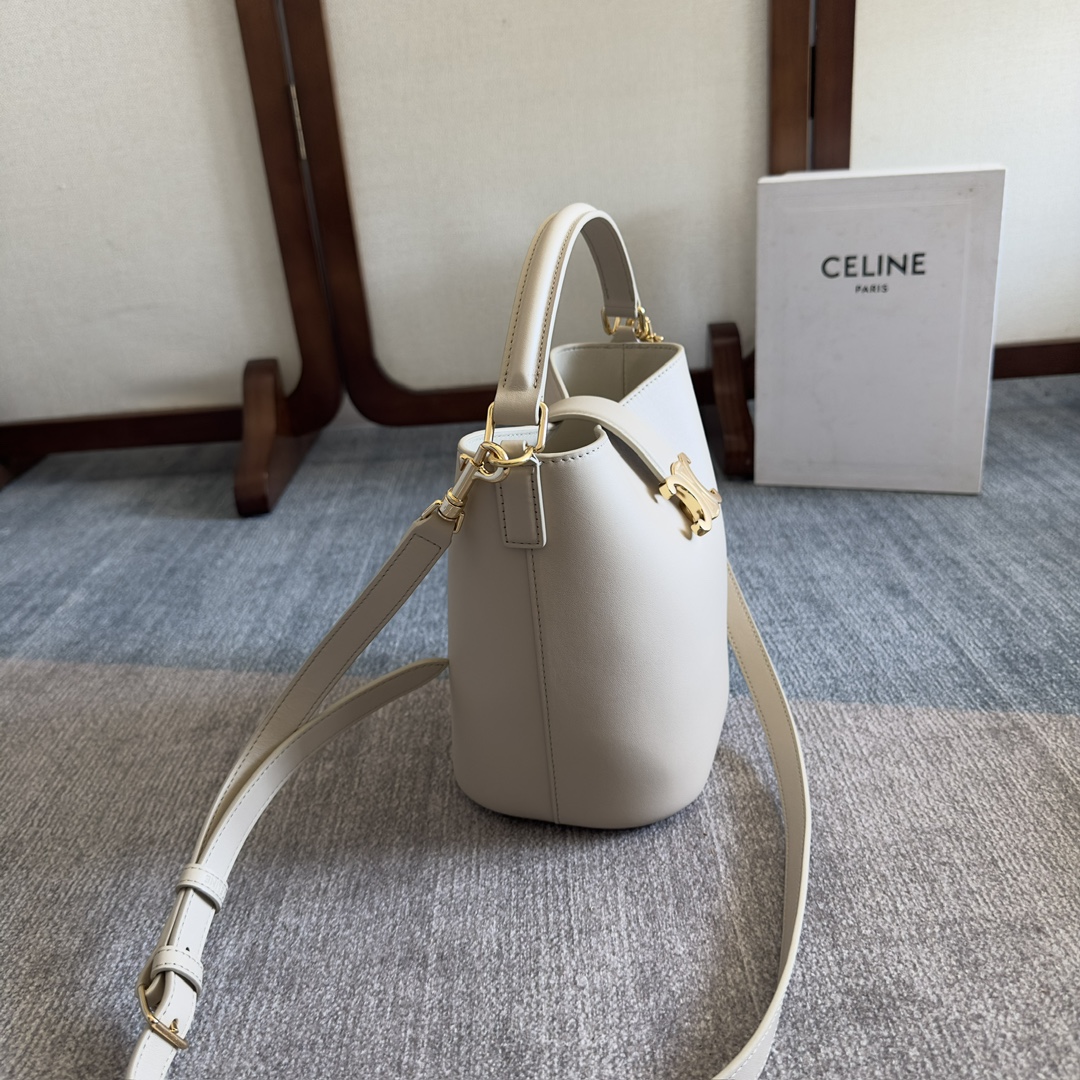 p720。 新品上线🅰️🅰️ CE家新款小号桶包 
Louise 采用光泽细腻的小牛皮塑造洗练流畅的水桶廓型，深邃背景烘托精巧闪亮的金色Triomphe凯旋徽标 ，呈现轻松随性气质 ，手袋配置手提和可拆卸肩带，容量非常可观 日常通勤 出差 办公完全无压力🤎 
款号：119173
颜色：黑色
尺寸：19x16x12cm