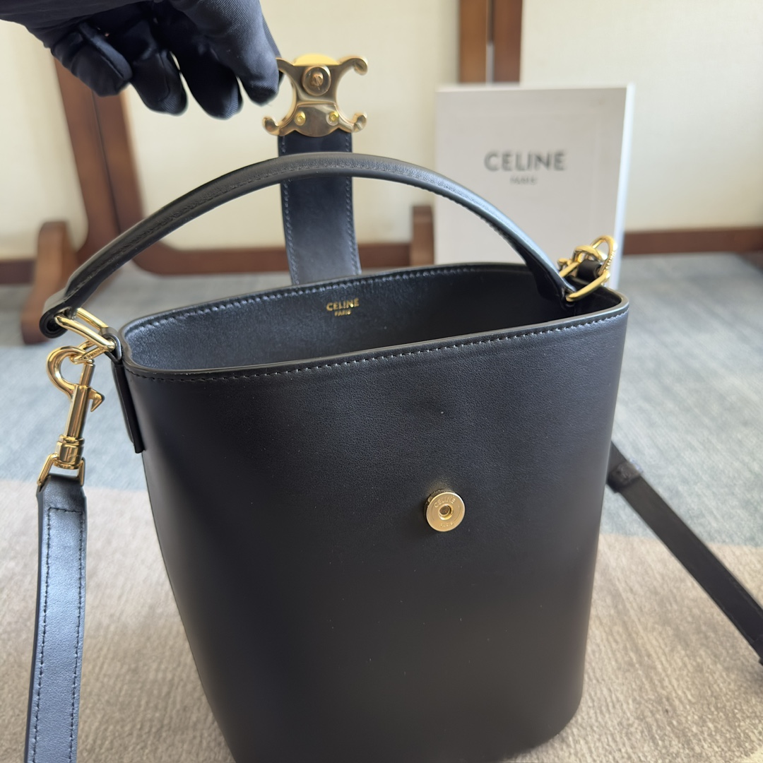 p720。 新品上线🅰️🅰️ CE家新款小号桶包 
Louise 采用光泽细腻的小牛皮塑造洗练流畅的水桶廓型，深邃背景烘托精巧闪亮的金色Triomphe凯旋徽标 ，呈现轻松随性气质 ，手袋配置手提和可拆卸肩带，容量非常可观 日常通勤 出差 办公完全无压力🤎 
款号：119173
颜色：黑色
尺寸：19x16x12cm