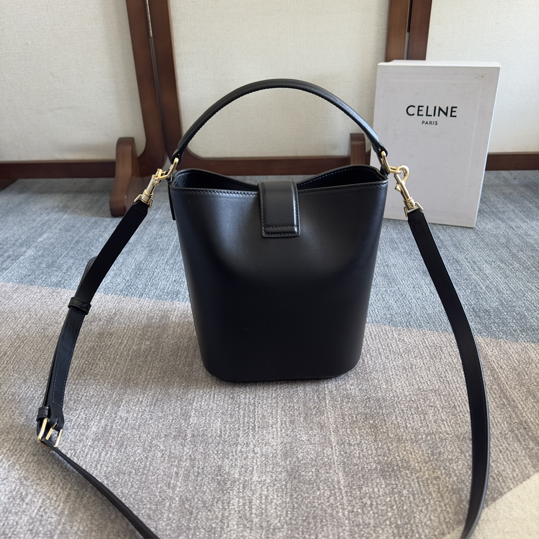 p720。 新品上线🅰️🅰️ CE家新款小号桶包 
Louise 采用光泽细腻的小牛皮塑造洗练流畅的水桶廓型，深邃背景烘托精巧闪亮的金色Triomphe凯旋徽标 ，呈现轻松随性气质 ，手袋配置手提和可拆卸肩带，容量非常可观 日常通勤 出差 办公完全无压力🤎 
款号：119173
颜色：黑色
尺寸：19x16x12cm