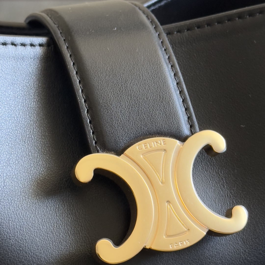 p720。 新品上线🅰️🅰️ CE家新款小号桶包 
Louise 采用光泽细腻的小牛皮塑造洗练流畅的水桶廓型，深邃背景烘托精巧闪亮的金色Triomphe凯旋徽标 ，呈现轻松随性气质 ，手袋配置手提和可拆卸肩带，容量非常可观 日常通勤 出差 办公完全无压力🤎 
款号：119173
颜色：黑色
尺寸：19x16x12cm