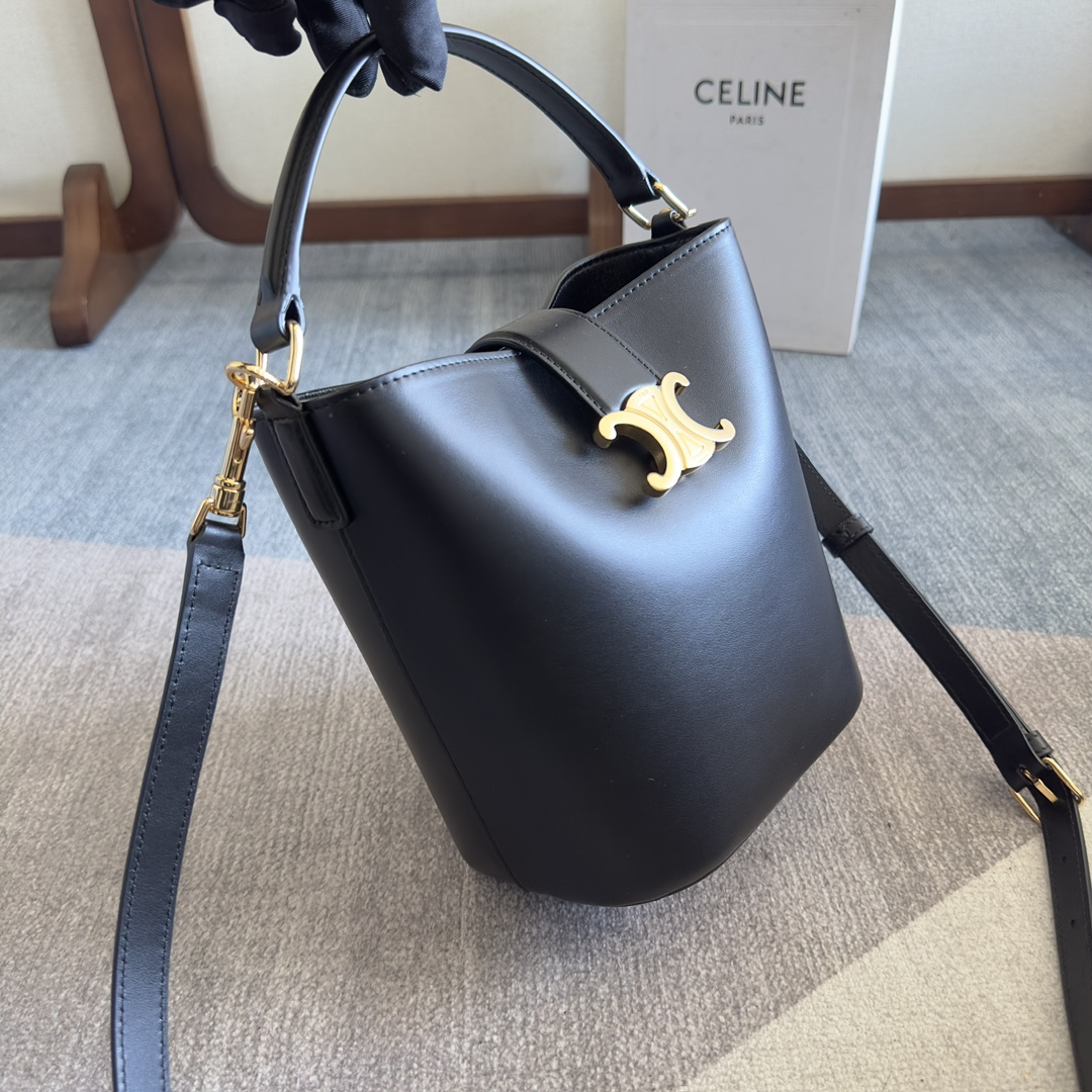 p720。 新品上线🅰️🅰️ CE家新款小号桶包 
Louise 采用光泽细腻的小牛皮塑造洗练流畅的水桶廓型，深邃背景烘托精巧闪亮的金色Triomphe凯旋徽标 ，呈现轻松随性气质 ，手袋配置手提和可拆卸肩带，容量非常可观 日常通勤 出差 办公完全无压力🤎 
款号：119173
颜色：黑色
尺寸：19x16x12cm