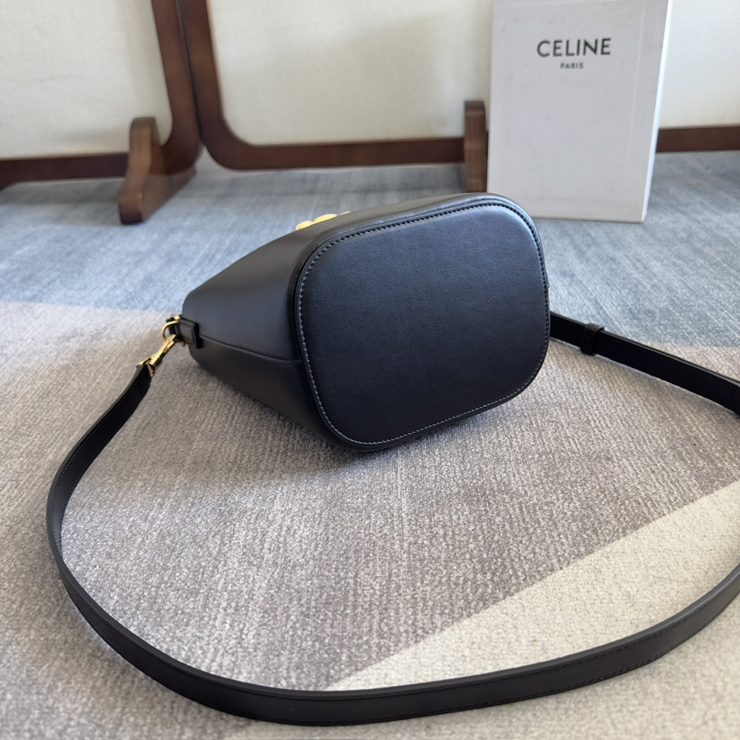 p720。 新品上线🅰️🅰️ CE家新款小号桶包 
Louise 采用光泽细腻的小牛皮塑造洗练流畅的水桶廓型，深邃背景烘托精巧闪亮的金色Triomphe凯旋徽标 ，呈现轻松随性气质 ，手袋配置手提和可拆卸肩带，容量非常可观 日常通勤 出差 办公完全无压力🤎 
款号：119173
颜色：黑色
尺寸：19x16x12cm