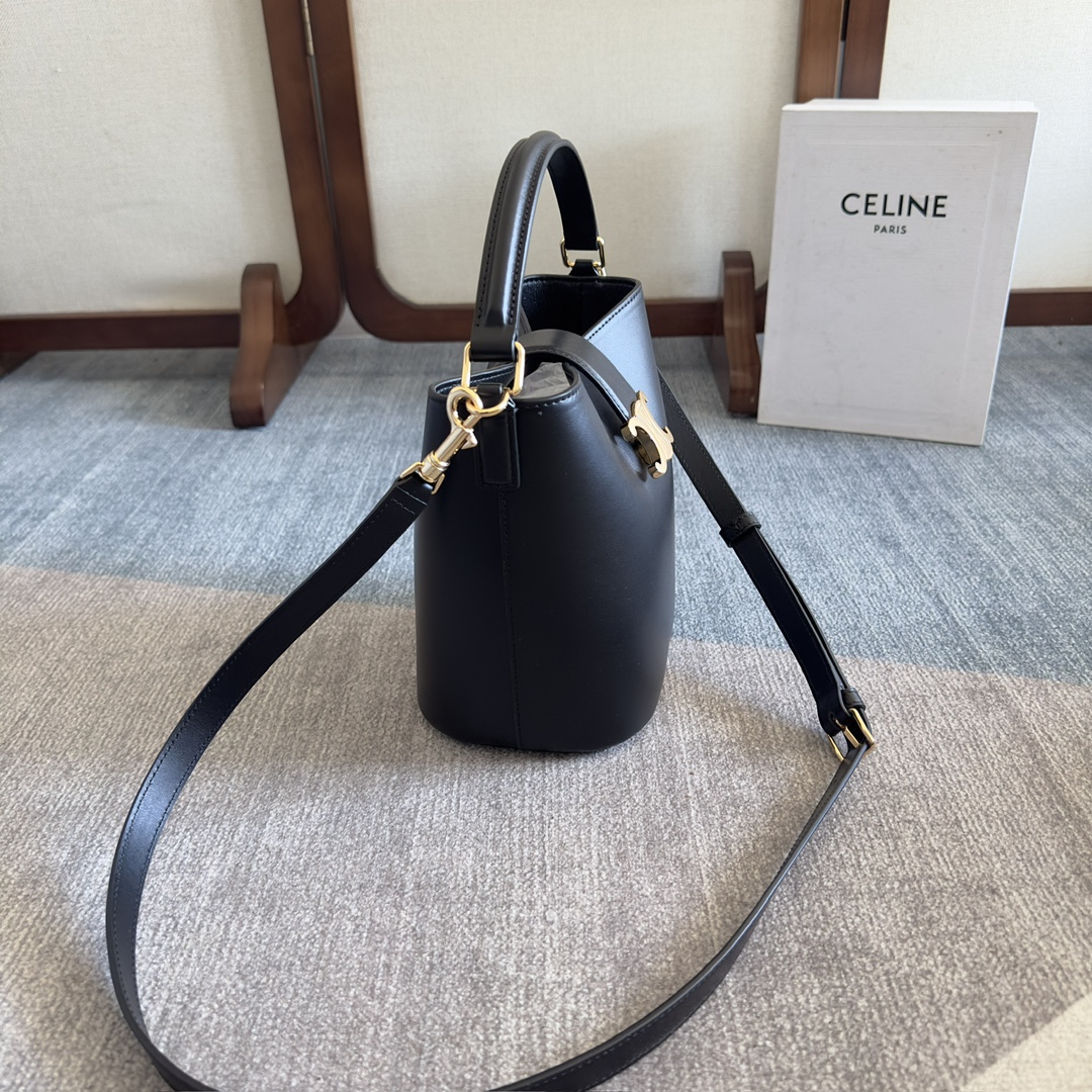 p720。 新品上线🅰️🅰️ CE家新款小号桶包 
Louise 采用光泽细腻的小牛皮塑造洗练流畅的水桶廓型，深邃背景烘托精巧闪亮的金色Triomphe凯旋徽标 ，呈现轻松随性气质 ，手袋配置手提和可拆卸肩带，容量非常可观 日常通勤 出差 办公完全无压力🤎 
款号：119173
颜色：黑色
尺寸：19x16x12cm