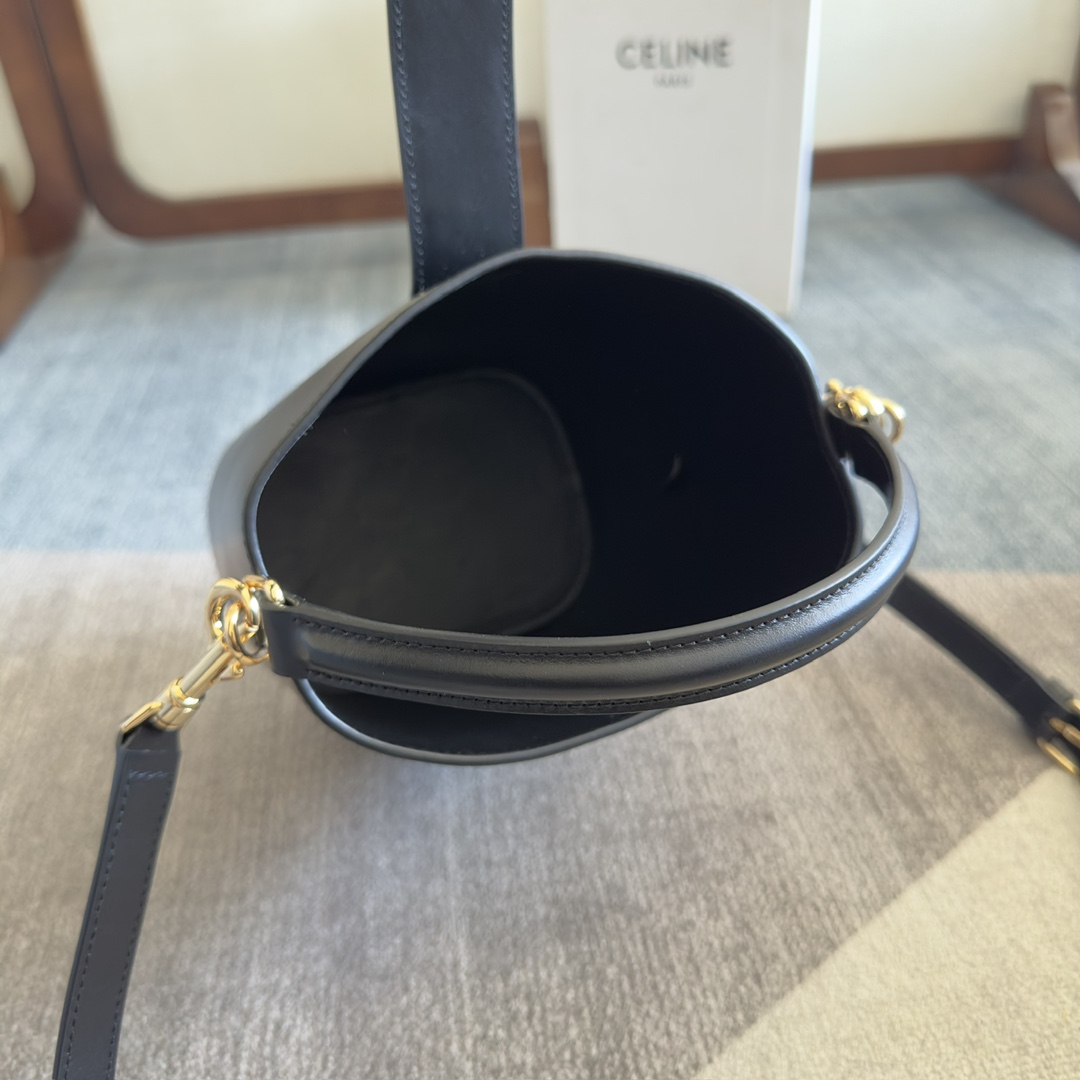 p720。 新品上线🅰️🅰️ CE家新款小号桶包 
Louise 采用光泽细腻的小牛皮塑造洗练流畅的水桶廓型，深邃背景烘托精巧闪亮的金色Triomphe凯旋徽标 ，呈现轻松随性气质 ，手袋配置手提和可拆卸肩带，容量非常可观 日常通勤 出差 办公完全无压力🤎 
款号：119173
颜色：黑色
尺寸：19x16x12cm