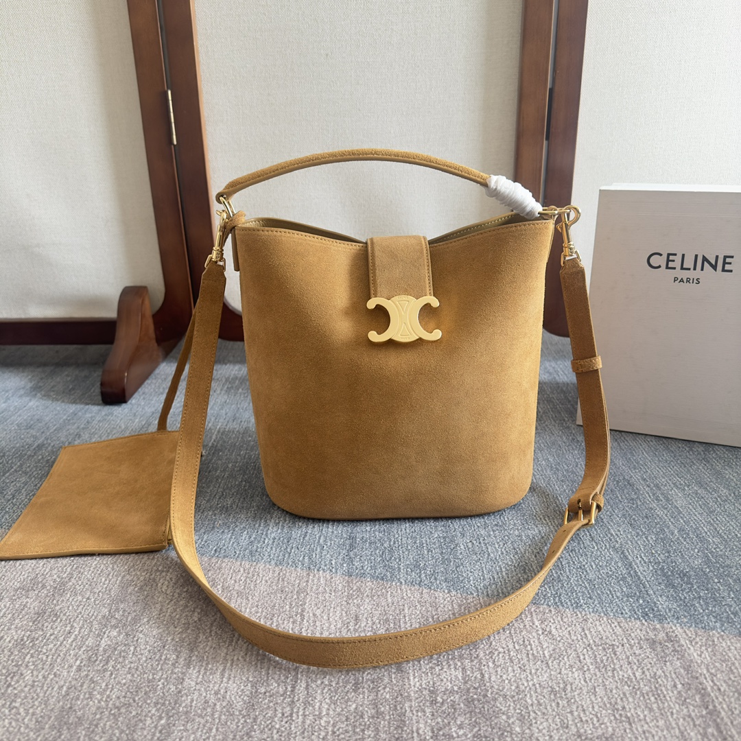 NO:212004,New product is launched. CE Home's new bucket bag Louise is made of cowhide suede. The clean and smooth bucket silhouette is set off by the deep background. The exquisite and shiny golden Triomphe logo is presented with a relaxed and casual temperament. The handbag is equipped with portable and removable shoulder straps, and the capacity is very considerable. Daily commuting, business trip, office pressure-free. Model number 116613. Color leather/brown (with original packaging) Size 24x25x16. Celine, celine, celine, louis vuitton, cowhide19860909新品上线 CE家新款桶包 Louise 采用牛皮绒面革塑造 洗练流畅的水桶廓型,深邃背景烘托精巧闪亮的金色Triomphe凯旋徽标 ,呈现轻松随性气质 ,手袋配置手提和可拆卸肩带,容量非常可观 日常通勤 出差 办公完全无压力 款号116613 颜色猄皮/棕色（配原版包装） 尺寸24x25x16,赛琳celine,celine,celine,louis vuitton,cowhide,Bag