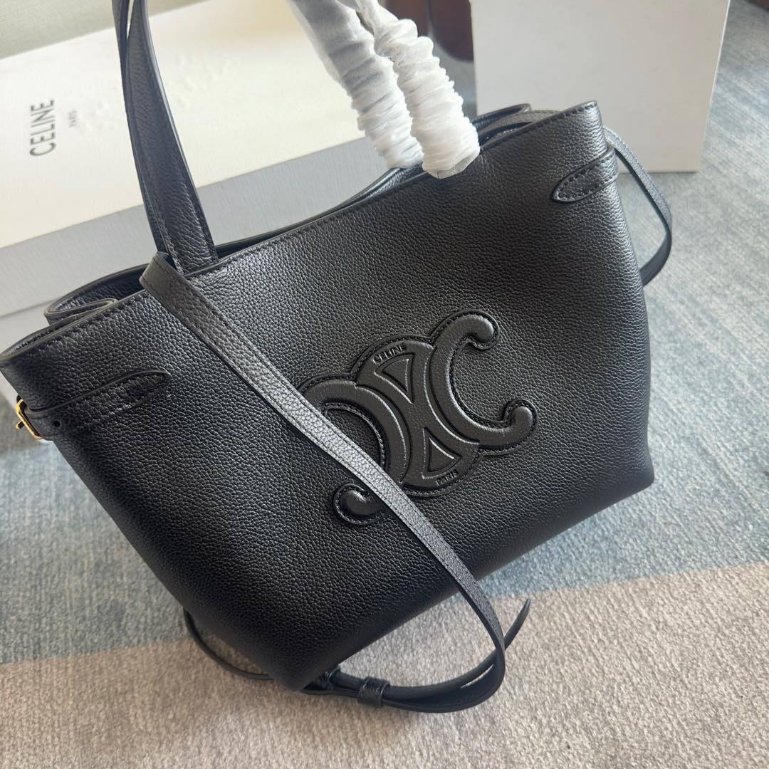 p720。 新品上线🅰️🅰️ cabas anais 粒面牛皮革手袋👜 小号. ce最新款托特包 不一样的托特包.
上身特别的高级 精致 庸庸懒懒的复古风 简单不浮夸  简直不要太好用 粒面牛皮完全不用害怕刮花 🫶🏻 很适合粗心大意的宝子们～ 两侧边耳朵可随意收放，敞开可轻松装下笔记本 📒 文件 或日常所需物品. 
内设一个主隔层 
一个内侧扁平口袋 
两个长皮革手提
搭配长肩带
款号：118613
尺寸：20.5（袋口35）x9x19cm