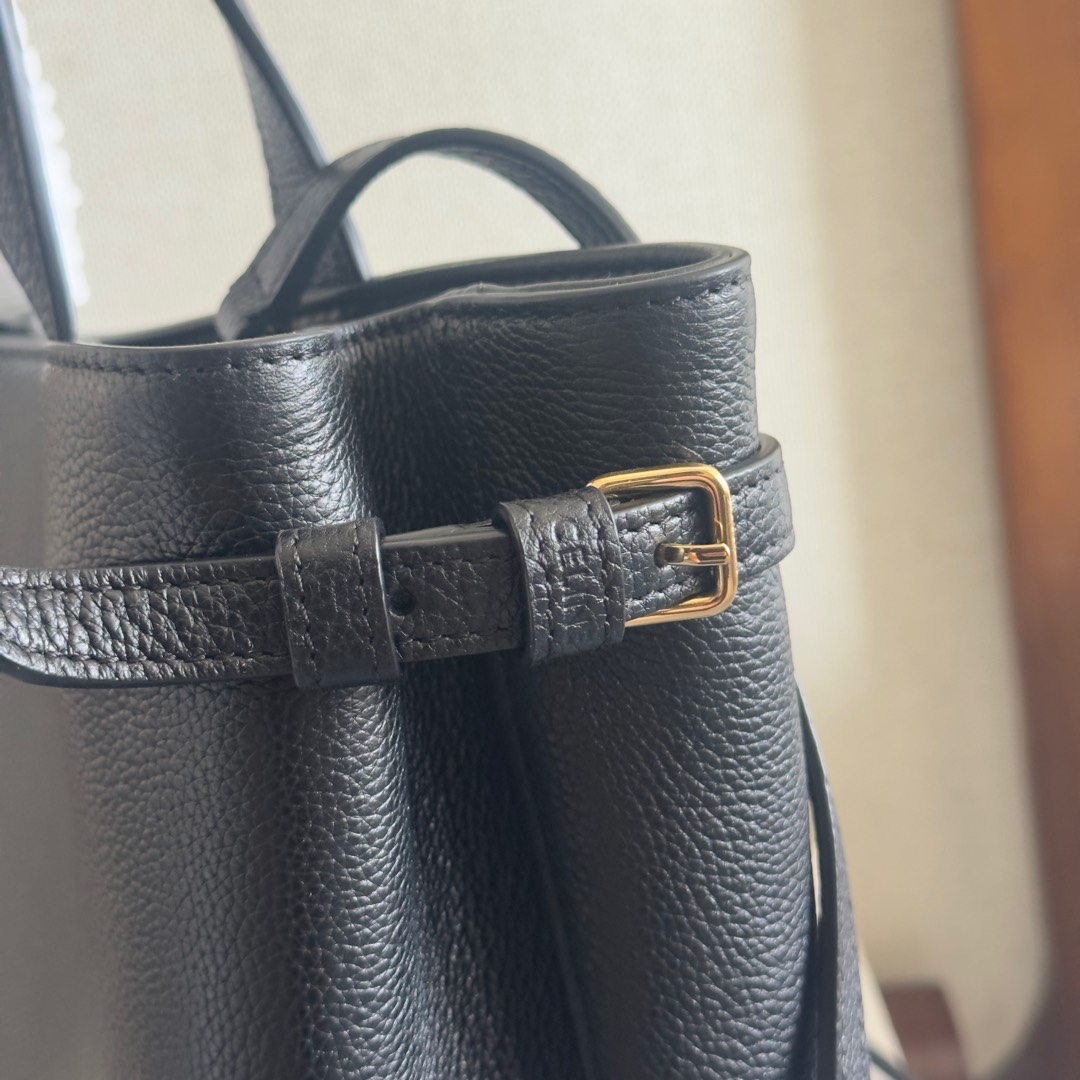 p720。 新品上线🅰️🅰️ cabas anais 粒面牛皮革手袋👜 小号. ce最新款托特包 不一样的托特包.
上身特别的高级 精致 庸庸懒懒的复古风 简单不浮夸  简直不要太好用 粒面牛皮完全不用害怕刮花 🫶🏻 很适合粗心大意的宝子们～ 两侧边耳朵可随意收放，敞开可轻松装下笔记本 📒 文件 或日常所需物品. 
内设一个主隔层 
一个内侧扁平口袋 
两个长皮革手提
搭配长肩带
款号：118613
尺寸：20.5（袋口35）x9x19cm