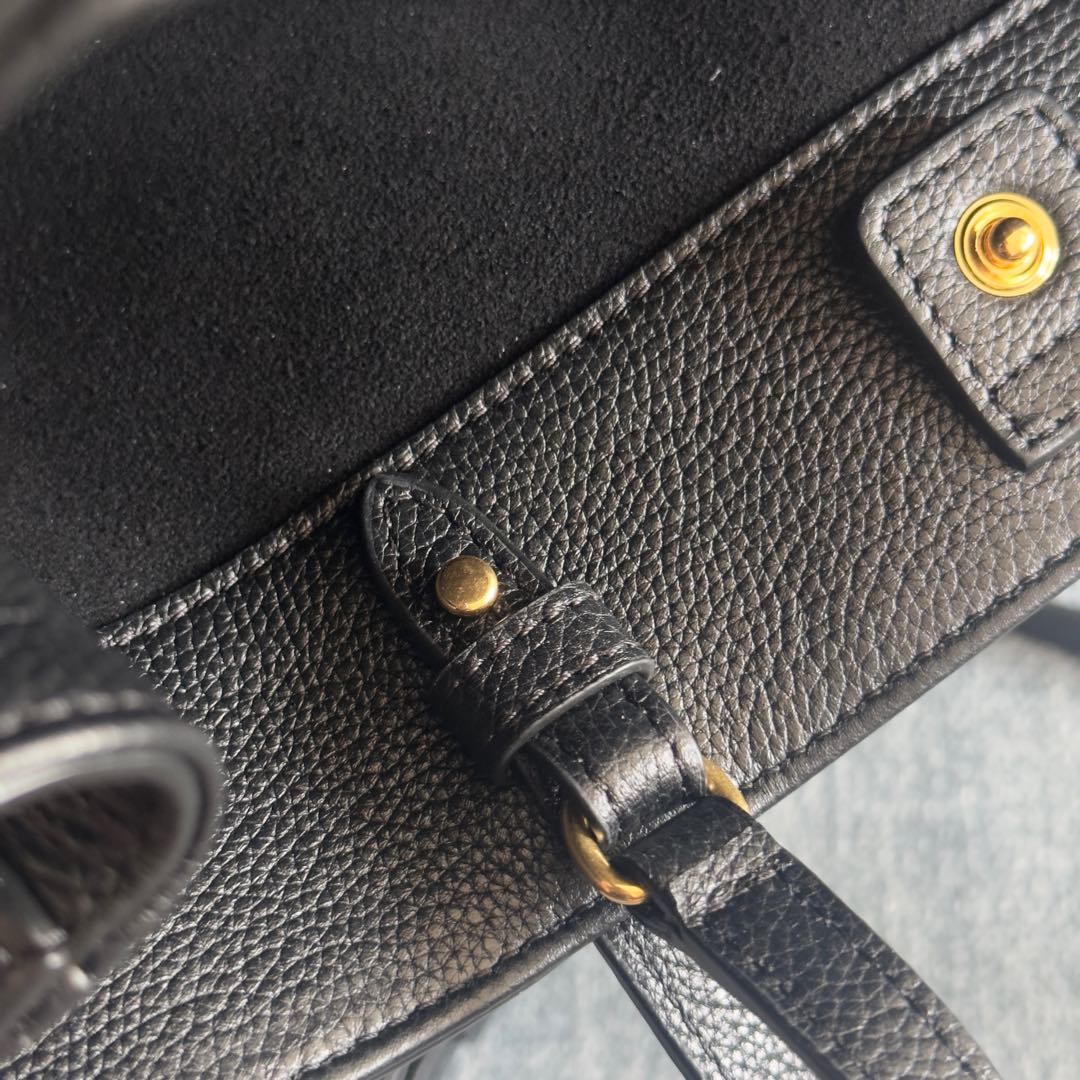 p720。 新品上线🅰️🅰️ cabas anais 粒面牛皮革手袋👜 小号. ce最新款托特包 不一样的托特包.
上身特别的高级 精致 庸庸懒懒的复古风 简单不浮夸  简直不要太好用 粒面牛皮完全不用害怕刮花 🫶🏻 很适合粗心大意的宝子们～ 两侧边耳朵可随意收放，敞开可轻松装下笔记本 📒 文件 或日常所需物品. 
内设一个主隔层 
一个内侧扁平口袋 
两个长皮革手提
搭配长肩带
款号：118613
尺寸：20.5（袋口35）x9x19cm