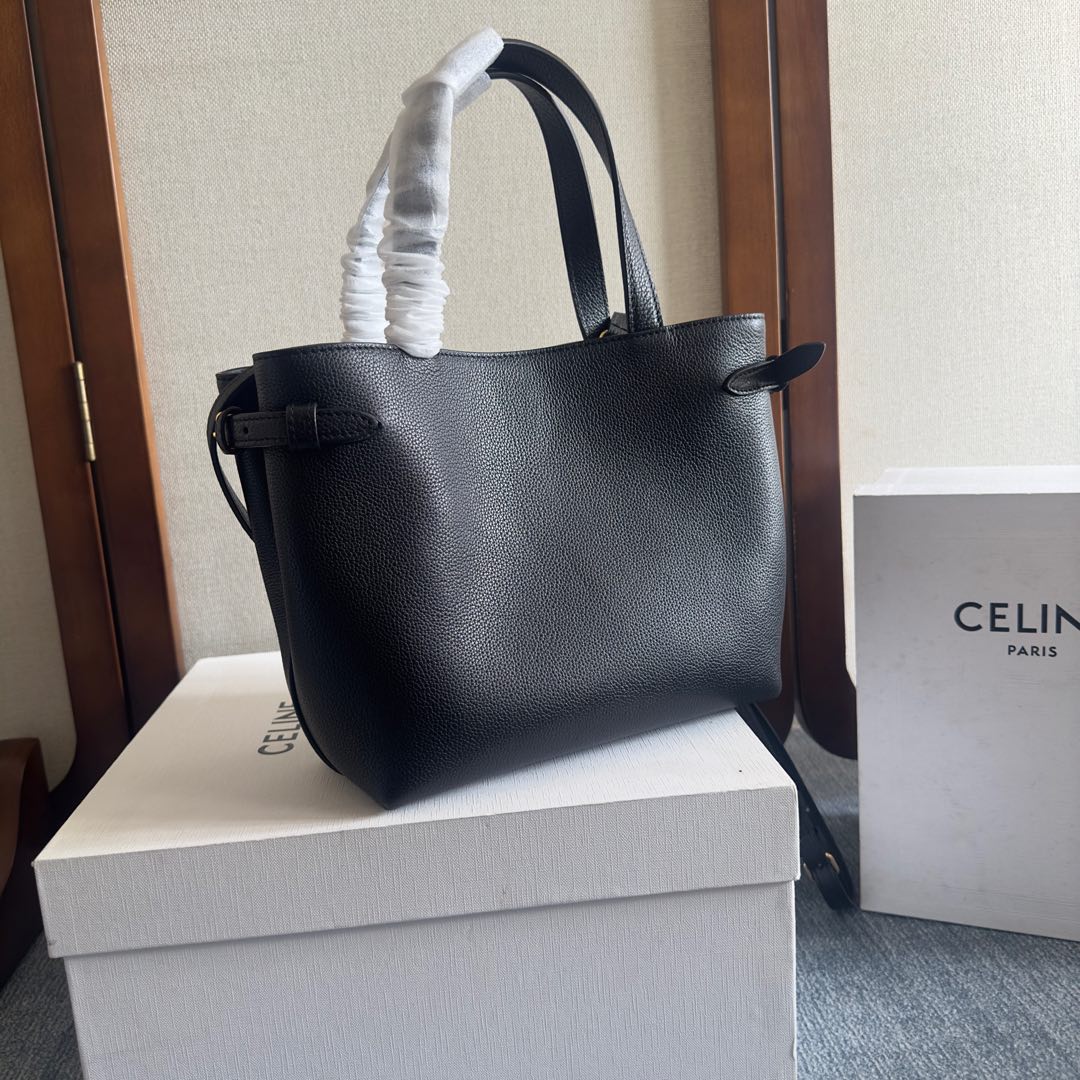 p720。 新品上线🅰️🅰️ cabas anais 粒面牛皮革手袋👜 小号. ce最新款托特包 不一样的托特包.
上身特别的高级 精致 庸庸懒懒的复古风 简单不浮夸  简直不要太好用 粒面牛皮完全不用害怕刮花 🫶🏻 很适合粗心大意的宝子们～ 两侧边耳朵可随意收放，敞开可轻松装下笔记本 📒 文件 或日常所需物品. 
内设一个主隔层 
一个内侧扁平口袋 
两个长皮革手提
搭配长肩带
款号：118613
尺寸：20.5（袋口35）x9x19cm