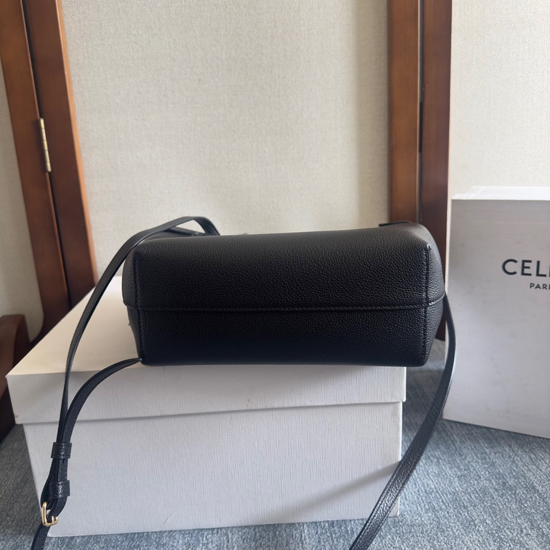p720。 新品上线🅰️🅰️ cabas anais 粒面牛皮革手袋👜 小号. ce最新款托特包 不一样的托特包.
上身特别的高级 精致 庸庸懒懒的复古风 简单不浮夸  简直不要太好用 粒面牛皮完全不用害怕刮花 🫶🏻 很适合粗心大意的宝子们～ 两侧边耳朵可随意收放，敞开可轻松装下笔记本 📒 文件 或日常所需物品. 
内设一个主隔层 
一个内侧扁平口袋 
两个长皮革手提
搭配长肩带
款号：118613
尺寸：20.5（袋口35）x9x19cm