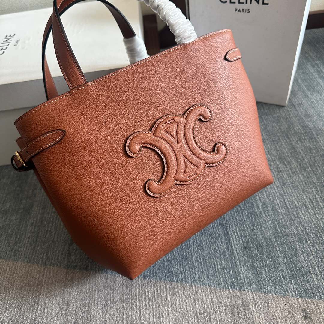 p720。 新品上线🅰️🅰️ cabas anais 粒面牛皮革手袋👜 小号. ce最新款托特包 不一样的托特包.
上身特别的高级 精致 庸庸懒懒的复古风 简单不浮夸  简直不要太好用 粒面牛皮完全不用害怕刮花 🫶🏻 很适合粗心大意的宝子们～ 两侧边耳朵可随意收放，敞开可轻松装下笔记本 📒 文件 或日常所需物品. 
内设一个主隔层 
一个内侧扁平口袋 
两个长皮革手提
搭配长肩带
款号：118613
尺寸：20.5（袋口35）x9x19cm