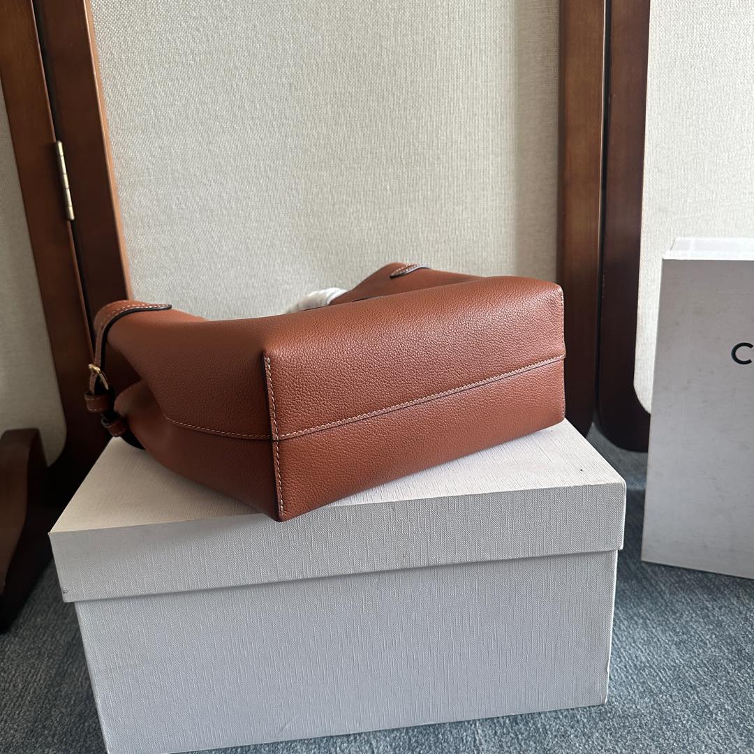 p720。 新品上线🅰️🅰️ cabas anais 粒面牛皮革手袋👜 小号. ce最新款托特包 不一样的托特包.
上身特别的高级 精致 庸庸懒懒的复古风 简单不浮夸  简直不要太好用 粒面牛皮完全不用害怕刮花 🫶🏻 很适合粗心大意的宝子们～ 两侧边耳朵可随意收放，敞开可轻松装下笔记本 📒 文件 或日常所需物品. 
内设一个主隔层 
一个内侧扁平口袋 
两个长皮革手提
搭配长肩带
款号：118613
尺寸：20.5（袋口35）x9x19cm