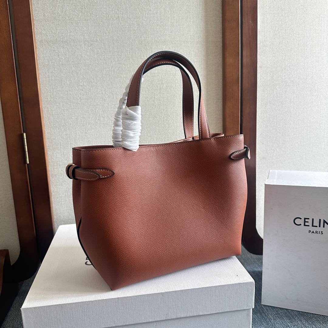 p720。 新品上线🅰️🅰️ cabas anais 粒面牛皮革手袋👜 小号. ce最新款托特包 不一样的托特包.
上身特别的高级 精致 庸庸懒懒的复古风 简单不浮夸  简直不要太好用 粒面牛皮完全不用害怕刮花 🫶🏻 很适合粗心大意的宝子们～ 两侧边耳朵可随意收放，敞开可轻松装下笔记本 📒 文件 或日常所需物品. 
内设一个主隔层 
一个内侧扁平口袋 
两个长皮革手提
搭配长肩带
款号：118613
尺寸：20.5（袋口35）x9x19cm