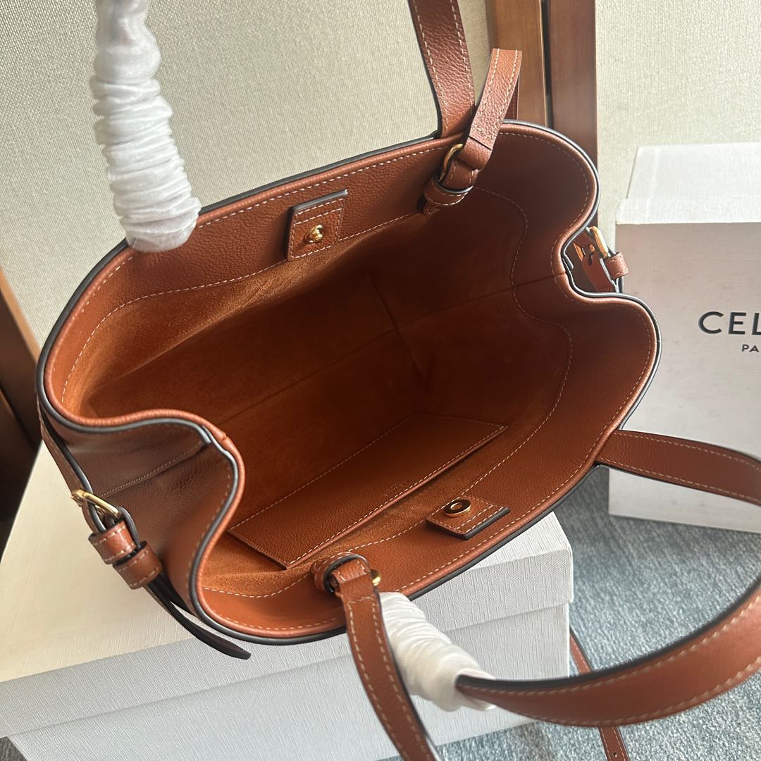 p720。 新品上线🅰️🅰️ cabas anais 粒面牛皮革手袋👜 小号. ce最新款托特包 不一样的托特包.
上身特别的高级 精致 庸庸懒懒的复古风 简单不浮夸  简直不要太好用 粒面牛皮完全不用害怕刮花 🫶🏻 很适合粗心大意的宝子们～ 两侧边耳朵可随意收放，敞开可轻松装下笔记本 📒 文件 或日常所需物品. 
内设一个主隔层 
一个内侧扁平口袋 
两个长皮革手提
搭配长肩带
款号：118613
尺寸：20.5（袋口35）x9x19cm