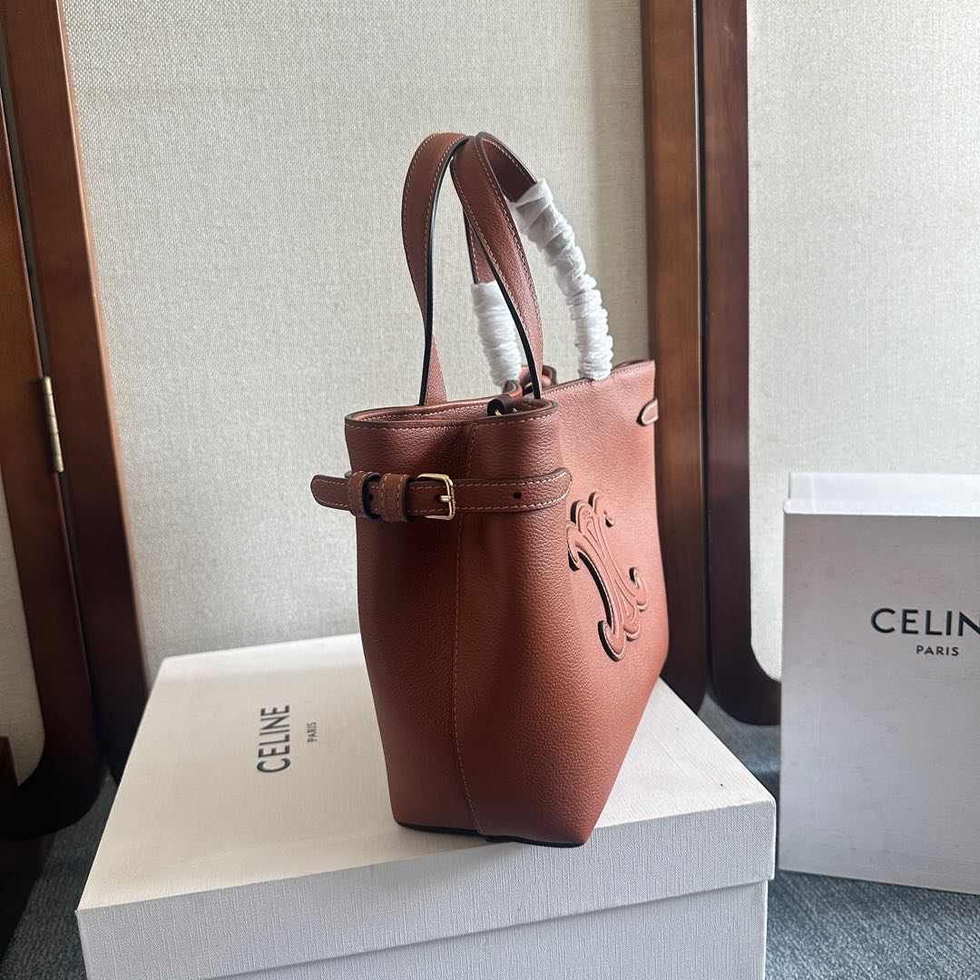 p720。 新品上线🅰️🅰️ cabas anais 粒面牛皮革手袋👜 小号. ce最新款托特包 不一样的托特包.
上身特别的高级 精致 庸庸懒懒的复古风 简单不浮夸  简直不要太好用 粒面牛皮完全不用害怕刮花 🫶🏻 很适合粗心大意的宝子们～ 两侧边耳朵可随意收放，敞开可轻松装下笔记本 📒 文件 或日常所需物品. 
内设一个主隔层 
一个内侧扁平口袋 
两个长皮革手提
搭配长肩带
款号：118613
尺寸：20.5（袋口35）x9x19cm