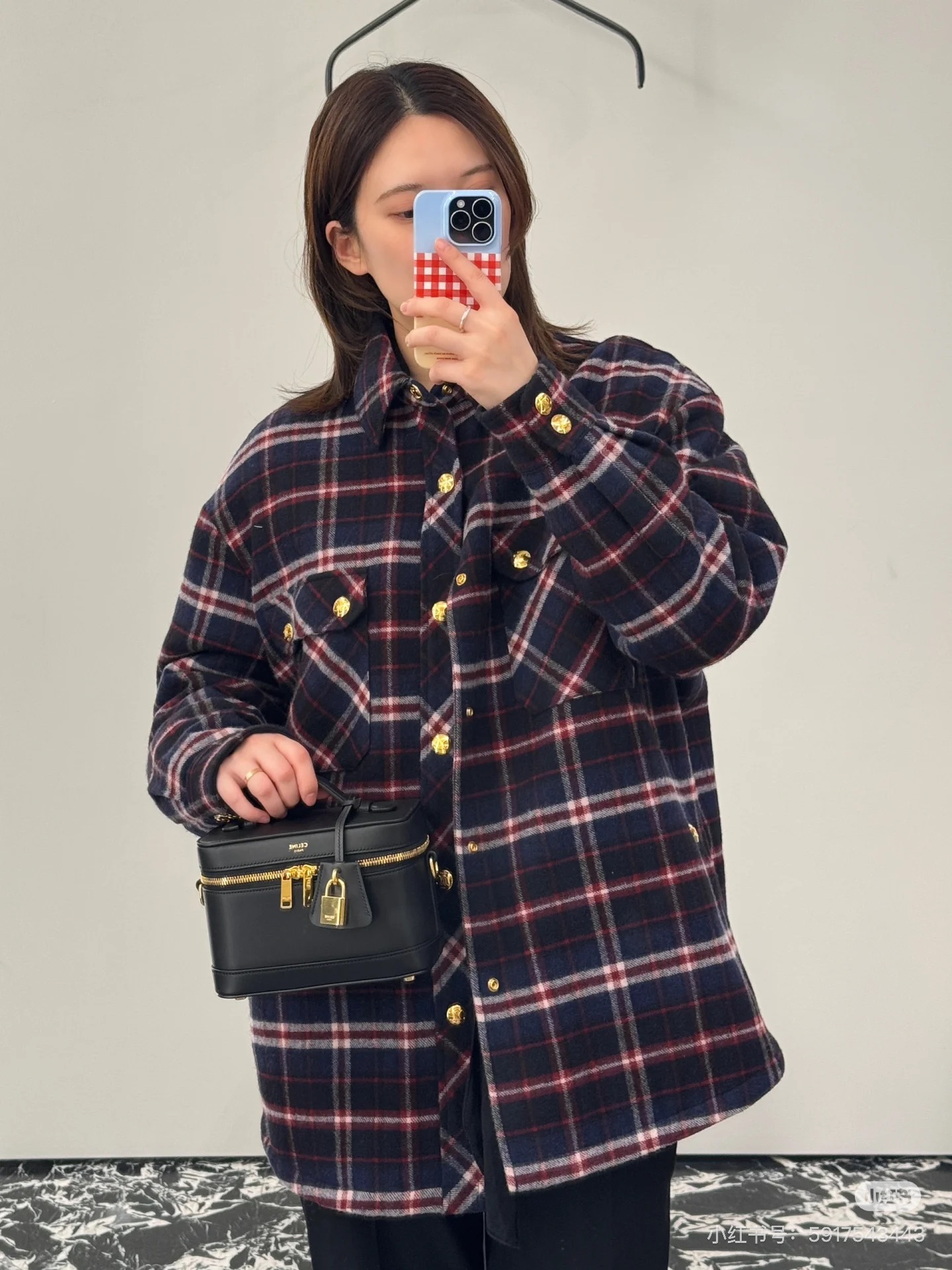 NO:213878,CE Vanity Makeup Box! The new series is so cute and it's hard not to be popular. This time I became the protagonist. The carved texture and the three-dimensional curve of the letters are so high-end. It has become the key element that you can see at a glance on the bag. A small scarf is tied with a small silk scarf. It's simply too cute! The daily adjustment straps are used to match them casually. It's small and not bloated when going out., Celine, celine, celine, cosmetic bags & cases19860909CE Vanity化妆盒!全新系列一出直接萌翻 天,很难不火 这次当了回主角 雕质感和字母的立体弧度,好高级 成了包身上一眼就能看到的重点元素,手提手柄系个小 丝巾,简直不要太可爱!拆卸可调节肩带日常随意搭配 出街小巧不臃肿.,赛琳celine,celine,celine,cosmetic bags & cases,Bag