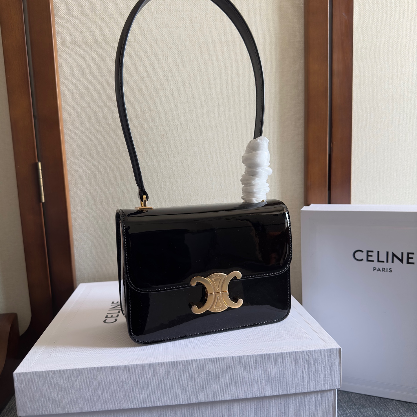 NO:213595,CELINE24｜TEEN GARANCE painted cowhide leather handbag - The ultimate silky new product GARANCE CELINE's gold 60s, patent leather handbags must have - just the right sense of exquisiteness, pure and elegant - exquisite black gold ~ mysterious and charming, with autumn and winter colors - new design shoulder straps ~ more comfortable and crisp and stylish than traditional underarm bags. Sisters who have watched the show should be fascinated by cowhide leather, sheep leather lining, shoulder back and handheld, TRIOMPHE metal lock, 3 inner compartments, 1 inner zipper pocket, 1 inner flat pocket, leather handle length 24cm Size 18.5x13x6cm (with original packaging)  No. 118053, Celine, celine, celine, cowhide, sheepskin, gold19860909CELINE24｜TEEN GARANCE漆面牛皮革手袋- 极致丝滑新品GARANCE CELINE的黄金60年代,一定要拥有的漆皮手袋 -恰到好处的精致感,纯粹又优雅 -精致黑金～神秘又迷人,搭配秋冬色系高级感爆棚 -全新设计手挽肩带～相较传统腋下包更舒适、更加挺括有型 看过秀的姐妹～应该都会被迷倒吧 牛皮革,羊皮革衬里,肩背和手提,TRIOMPHE金属锁扣,3个内侧隔层,1个内侧拉链口袋,1个内侧扁平口袋,皮革提手长24cm 尺寸18.5x13x6cm（配原版包装） 款号118053,赛琳celine,celine,celine,cowhide,sheepskin,gold,Bag