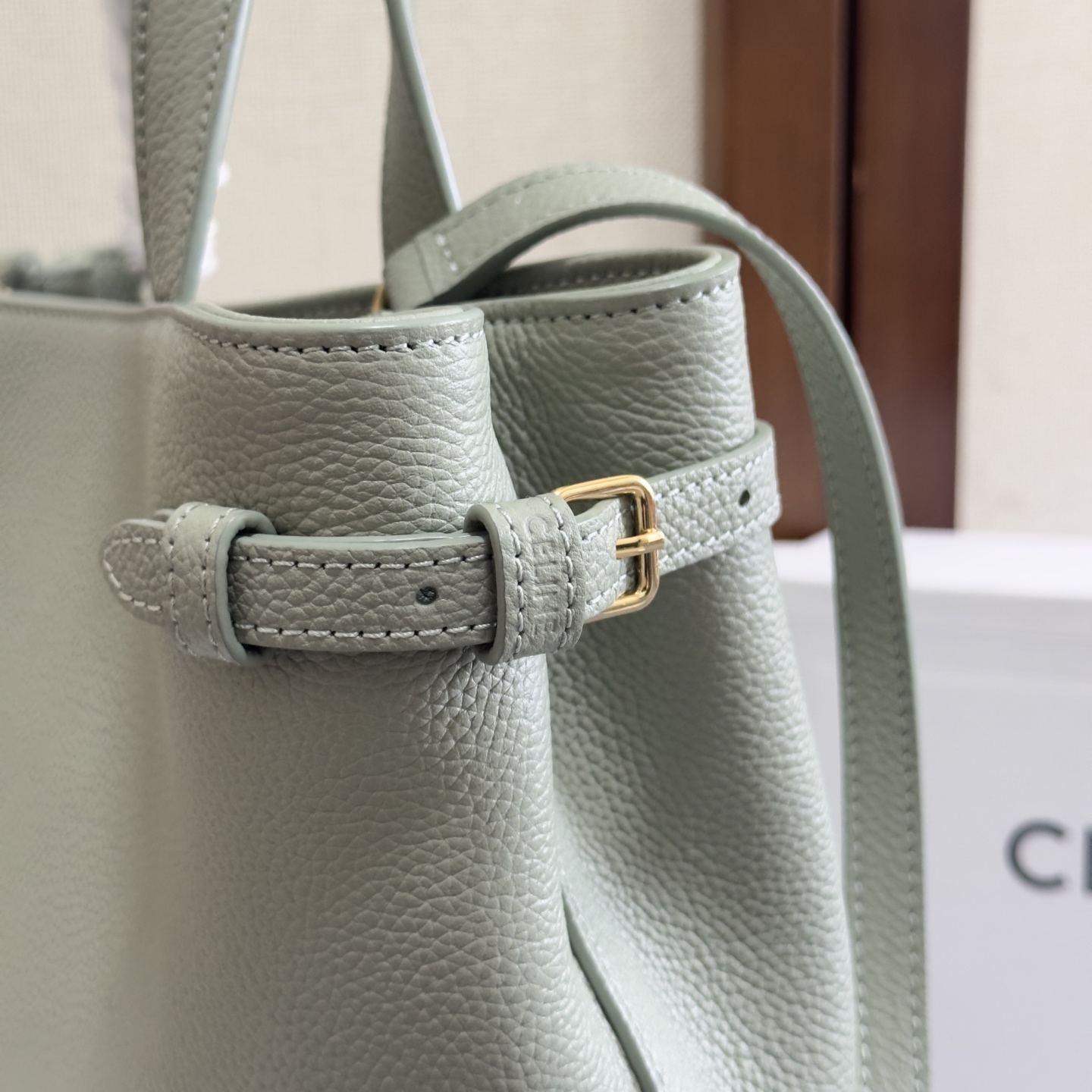 p720。 新品上线🅰️🅰️ cabas anais 粒面牛皮革手袋👜 小号. ce最新款托特包 不一样的托特包.
上身特别的高级 精致 庸庸懒懒的复古风 简单不浮夸  简直不要太好用 粒面牛皮完全不用害怕刮花 🫶🏻 很适合粗心大意的宝子们～ 两侧边耳朵可随意收放，敞开可轻松装下笔记本 📒 文件 或日常所需物品. 
内设一个主隔层 
一个内侧扁平口袋 
两个长皮革手提
搭配长肩带
款号：118613
尺寸：20.5（袋口35）x9x19cm
