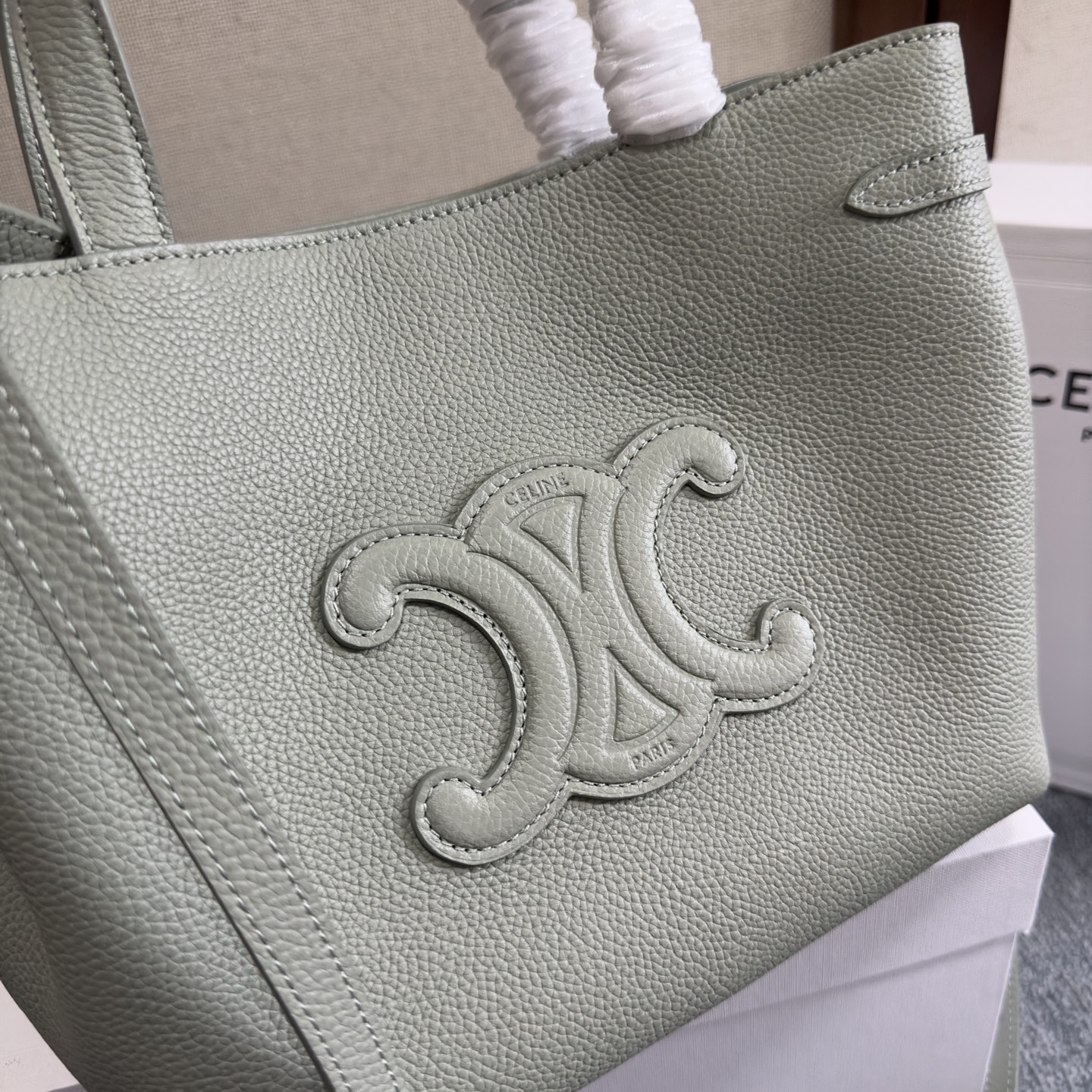 p720。 新品上线🅰️🅰️ cabas anais 粒面牛皮革手袋👜 小号. ce最新款托特包 不一样的托特包.
上身特别的高级 精致 庸庸懒懒的复古风 简单不浮夸  简直不要太好用 粒面牛皮完全不用害怕刮花 🫶🏻 很适合粗心大意的宝子们～ 两侧边耳朵可随意收放，敞开可轻松装下笔记本 📒 文件 或日常所需物品. 
内设一个主隔层 
一个内侧扁平口袋 
两个长皮革手提
搭配长肩带
款号：118613
尺寸：20.5（袋口35）x9x19cm