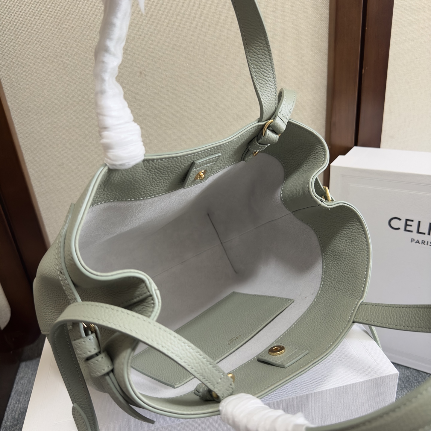 p720。 新品上线🅰️🅰️ cabas anais 粒面牛皮革手袋👜 小号. ce最新款托特包 不一样的托特包.
上身特别的高级 精致 庸庸懒懒的复古风 简单不浮夸  简直不要太好用 粒面牛皮完全不用害怕刮花 🫶🏻 很适合粗心大意的宝子们～ 两侧边耳朵可随意收放，敞开可轻松装下笔记本 📒 文件 或日常所需物品. 
内设一个主隔层 
一个内侧扁平口袋 
两个长皮革手提
搭配长肩带
款号：118613
尺寸：20.5（袋口35）x9x19cm