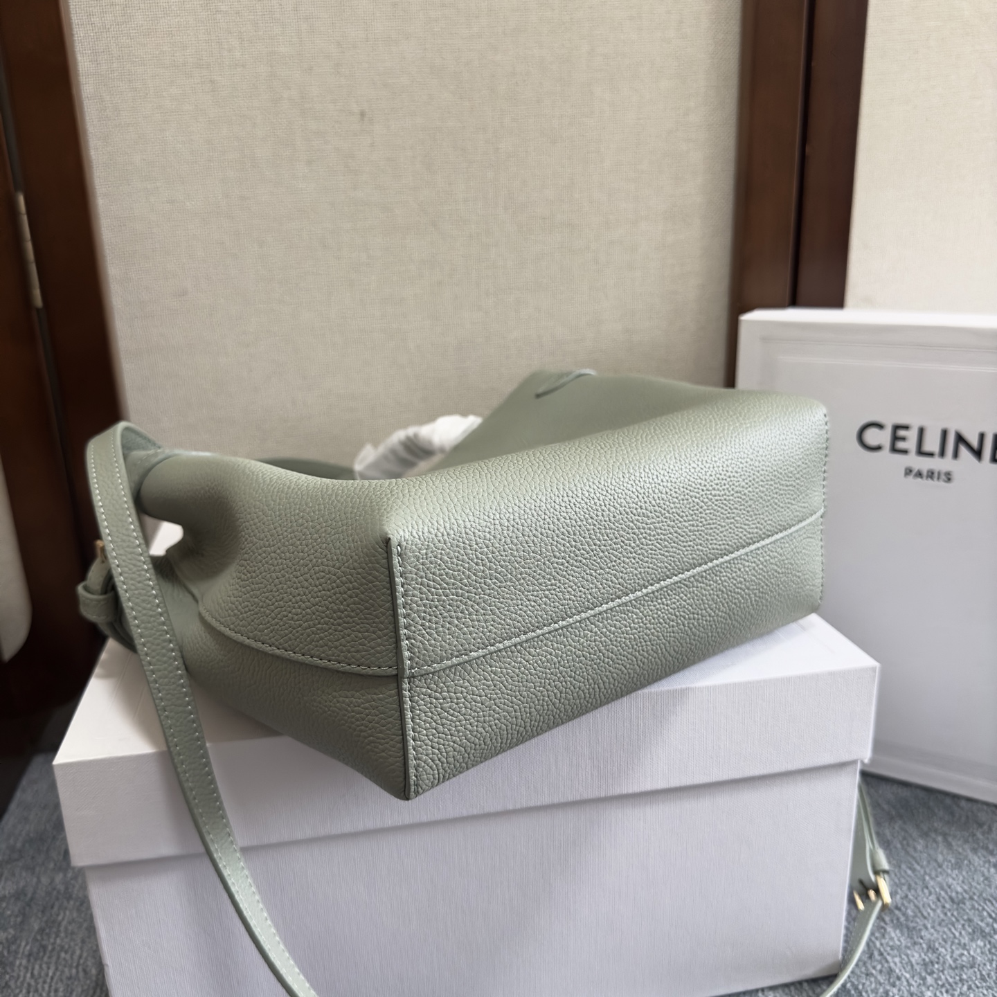 p720。 新品上线🅰️🅰️ cabas anais 粒面牛皮革手袋👜 小号. ce最新款托特包 不一样的托特包.
上身特别的高级 精致 庸庸懒懒的复古风 简单不浮夸  简直不要太好用 粒面牛皮完全不用害怕刮花 🫶🏻 很适合粗心大意的宝子们～ 两侧边耳朵可随意收放，敞开可轻松装下笔记本 📒 文件 或日常所需物品. 
内设一个主隔层 
一个内侧扁平口袋 
两个长皮革手提
搭配长肩带
款号：118613
尺寸：20.5（袋口35）x9x19cm