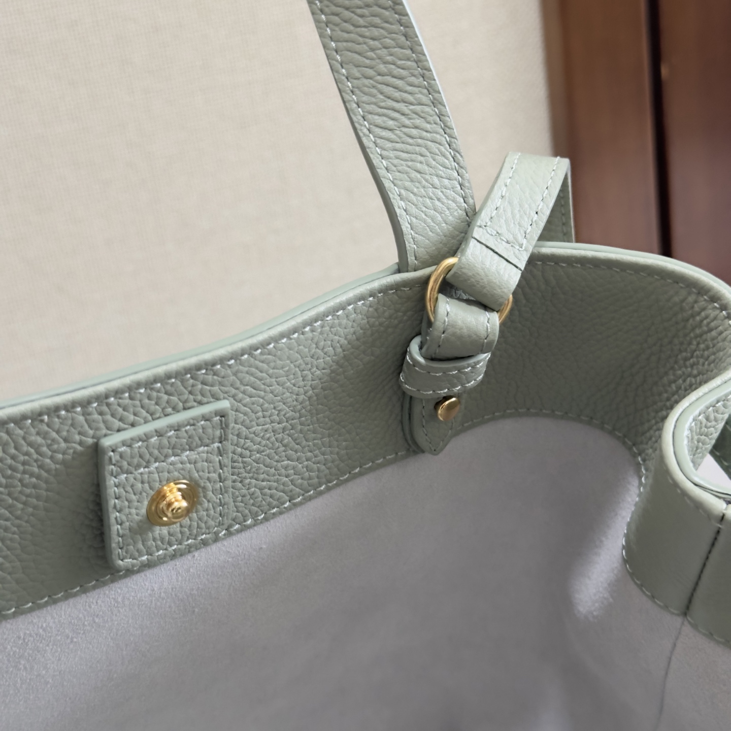 p720。 新品上线🅰️🅰️ cabas anais 粒面牛皮革手袋👜 小号. ce最新款托特包 不一样的托特包.
上身特别的高级 精致 庸庸懒懒的复古风 简单不浮夸  简直不要太好用 粒面牛皮完全不用害怕刮花 🫶🏻 很适合粗心大意的宝子们～ 两侧边耳朵可随意收放，敞开可轻松装下笔记本 📒 文件 或日常所需物品. 
内设一个主隔层 
一个内侧扁平口袋 
两个长皮革手提
搭配长肩带
款号：118613
尺寸：20.5（袋口35）x9x19cm