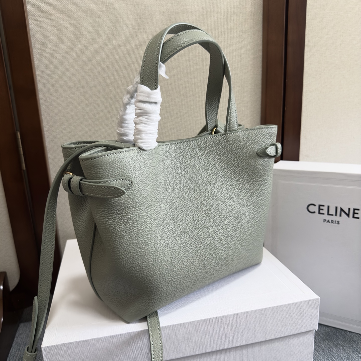 p720。 新品上线🅰️🅰️ cabas anais 粒面牛皮革手袋👜 小号. ce最新款托特包 不一样的托特包.
上身特别的高级 精致 庸庸懒懒的复古风 简单不浮夸  简直不要太好用 粒面牛皮完全不用害怕刮花 🫶🏻 很适合粗心大意的宝子们～ 两侧边耳朵可随意收放，敞开可轻松装下笔记本 📒 文件 或日常所需物品. 
内设一个主隔层 
一个内侧扁平口袋 
两个长皮革手提
搭配长肩带
款号：118613
尺寸：20.5（袋口35）x9x19cm