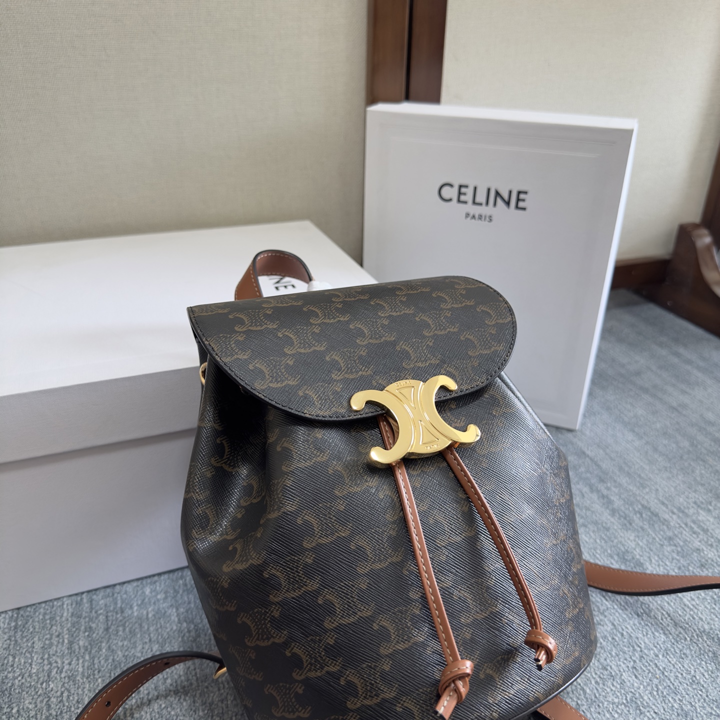 p680。 新品～上线 🅰️🅰️ 🆕🆕🆕 出货 🎒🎒
CE～LINE  BONNIE 光滑牛皮革背包，羊皮革衬里，手提、双肩背和单肩背，TRIOMPHE 磁扣，抽绳皮革系带，皮革提手 ，长度8cm
可调节肩带，最小长度34cm,最大长度45cm，
尺寸:25x18x13 cm
型号 :  118703  （配原版包装）