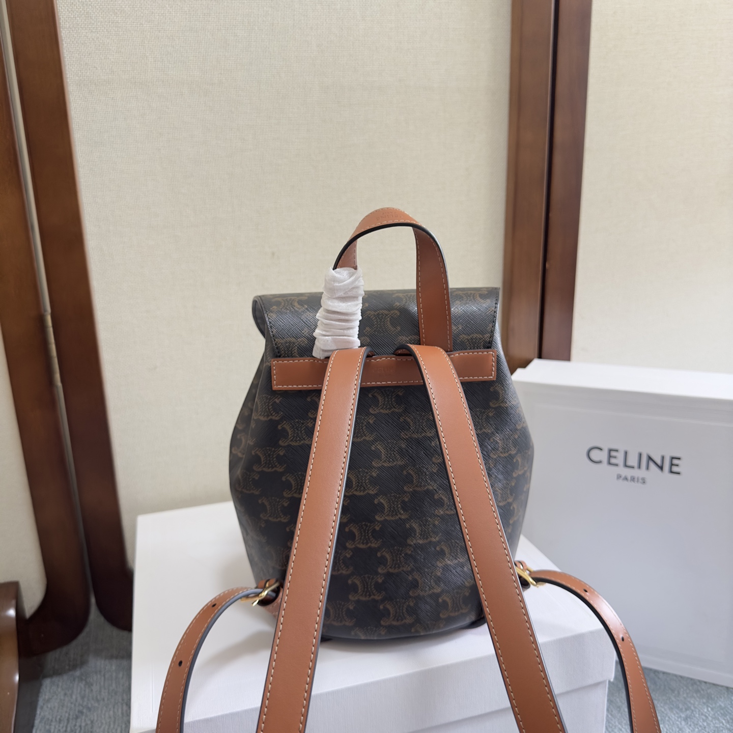 p680。 新品～上线 🅰️🅰️ 🆕🆕🆕 出货 🎒🎒
CE～LINE  BONNIE 光滑牛皮革背包，羊皮革衬里，手提、双肩背和单肩背，TRIOMPHE 磁扣，抽绳皮革系带，皮革提手 ，长度8cm
可调节肩带，最小长度34cm,最大长度45cm，
尺寸:25x18x13 cm
型号 :  118703  （配原版包装）
