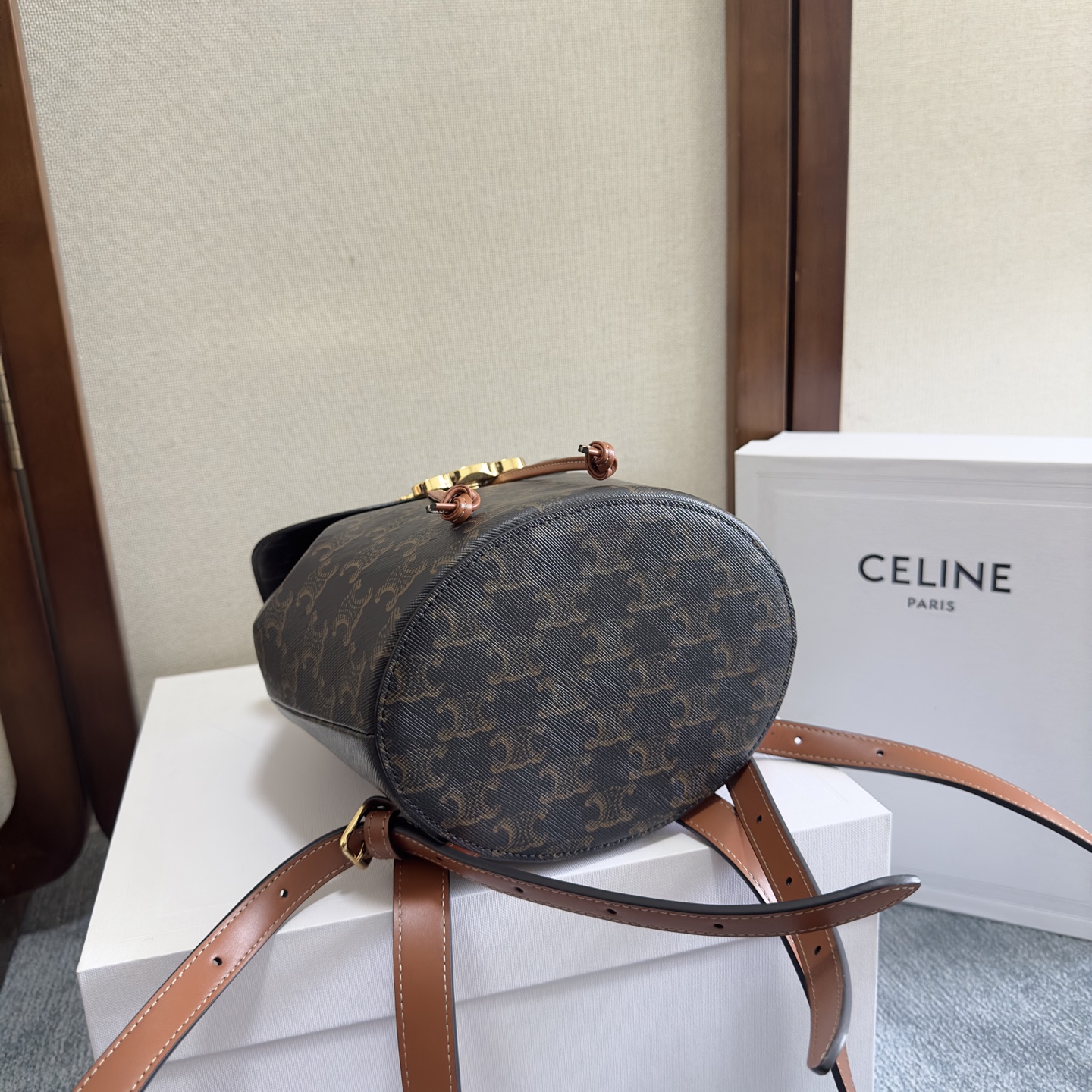p680。 新品～上线 🅰️🅰️ 🆕🆕🆕 出货 🎒🎒
CE～LINE  BONNIE 光滑牛皮革背包，羊皮革衬里，手提、双肩背和单肩背，TRIOMPHE 磁扣，抽绳皮革系带，皮革提手 ，长度8cm
可调节肩带，最小长度34cm,最大长度45cm，
尺寸:25x18x13 cm
型号 :  118703  （配原版包装）