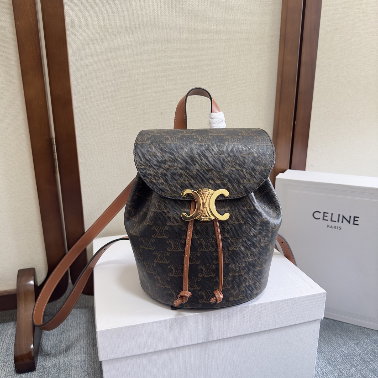 NO:213868,New product ~ Online Shipping CE ~ LINE BONNIE Smooth cowhide backpack, sheepskin lining, handheld, shoulder back and one-shoulder back, TRIOMPHE magnetic buckle, drawstring leather strap, leather handle, length 8cm adjustable shoulder strap, minimum length 34cm, maximum length 45cm, size: 25x18x13cm Model: 118703 (with original packaging), Celine, celine, celine, backpacks, cowhide, sheepskin19860909新品～上线  出货 CE～LINE BONNIE 光滑牛皮革背包,羊皮革衬里,手提、双肩背和单肩背,TRIOMPHE 磁扣,抽绳皮革系带,皮革提手 ,长度8cm 可调节肩带,最小长度34cm,最大长度45cm, 尺寸:25x18x13 cm 型号 : 118703（配原版包装）,赛琳celine,celine,celine,backpacks,cowhide,sheepskin,Bag