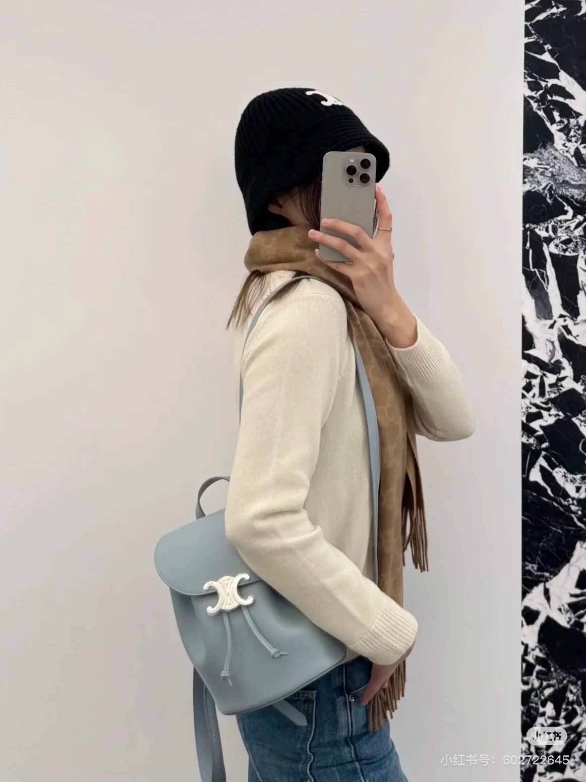 NO:213871,Whose girl's heart was hit again?  CELINE CNY limited new BONNIE backpack, so beautiful that it makes people scream!  Fresh light blue cover, paired with elegant body, the silver Arc de Triomphe logo is the finishing touch. On your back, you will be the most beautiful boy on the street!   Moreover, it is super practical, with a large capacity and super-powered installation, and the Arc de Triomphe flip design is so fashionable that it is flying., Celine, Celine, Celine19860909谁的少女心又被击中了？ CELINE CNY限定新款BONNIE双肩包,美到让人尖叫！ 清新淡蓝色包盖,搭配淡雅包身,银色凯旋门logo简直是点睛之笔,背上它你就是街头最靓的仔！  而且它超实用,大容量超能装,凯旋门翻盖设计更是时髦到飞起.,赛琳celine,celine,celine,Bag