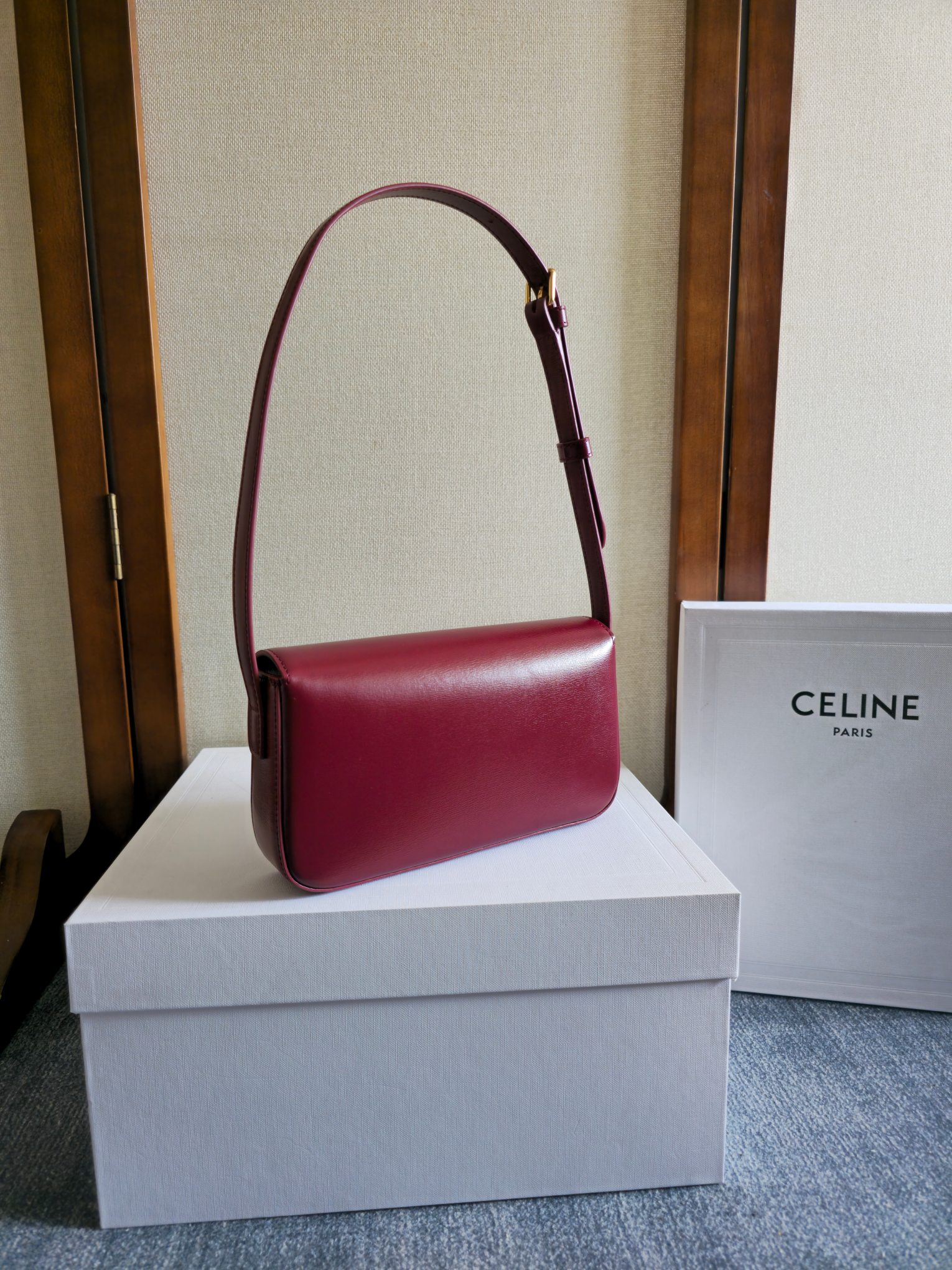 C’s new Triomphe armpit bag
2021 spring and summer limited edition, classic, high-end, simple design, no redundant suffixes, very recognizable, fashionable and versatile, it will still not go out of style after many years, and has a strong retro flavor ~
A must-have for fashionable girls~🉑(with original packaging)
Style number: 194142
Size: 20x10x4cm (shoulder straps can be adjusted) photo 2