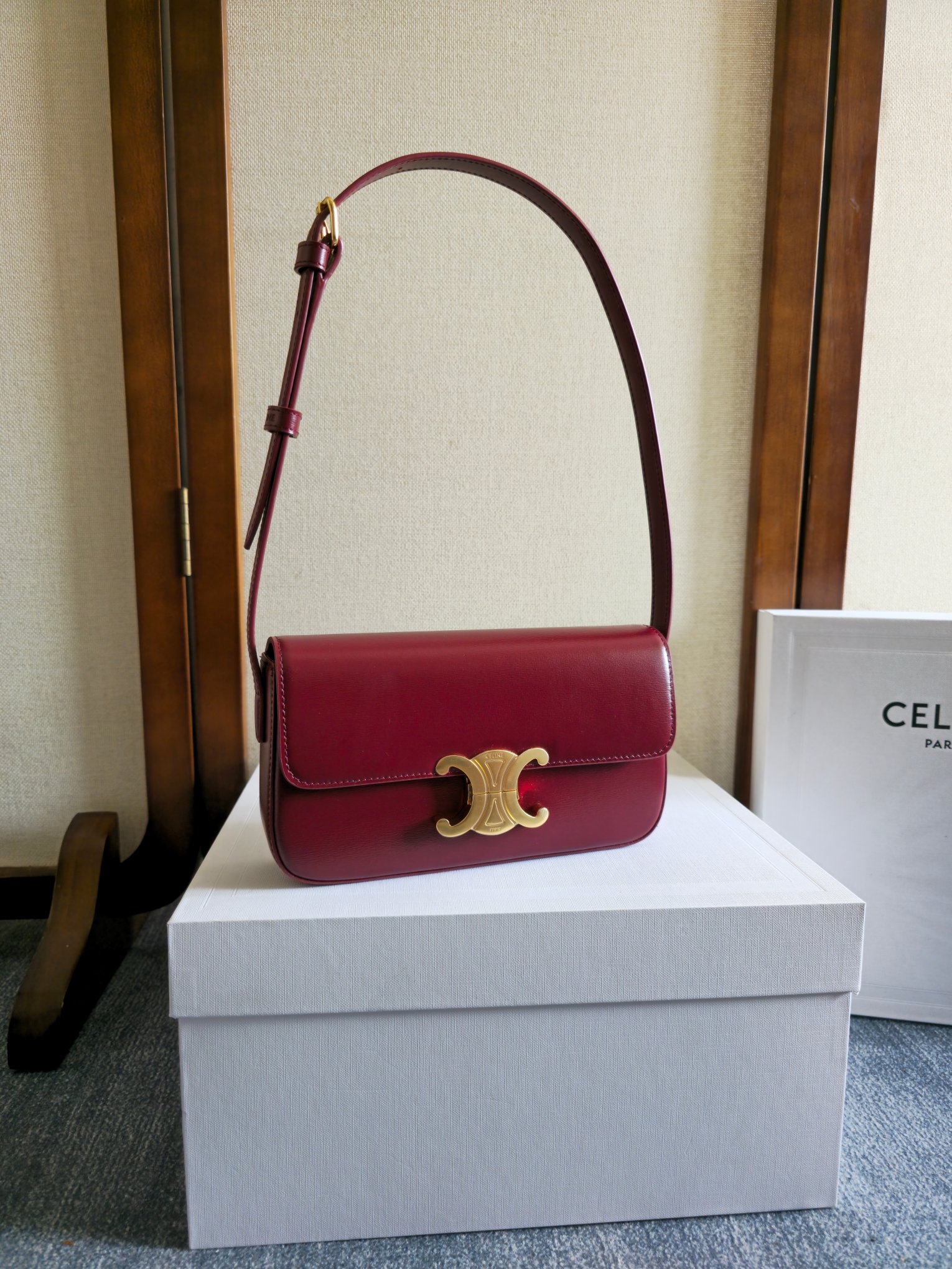 C’s new Triomphe armpit bag
2021 spring and summer limited edition, classic, high-end, simple design, no redundant suffixes, very recognizable, fashionable and versatile, it will still not go out of style after many years, and has a strong retro flavor ~
A must-have for fashionable girls~🉑(with original packaging)
Style number: 194142
Size: 20x10x4cm (shoulder straps can be adjusted)