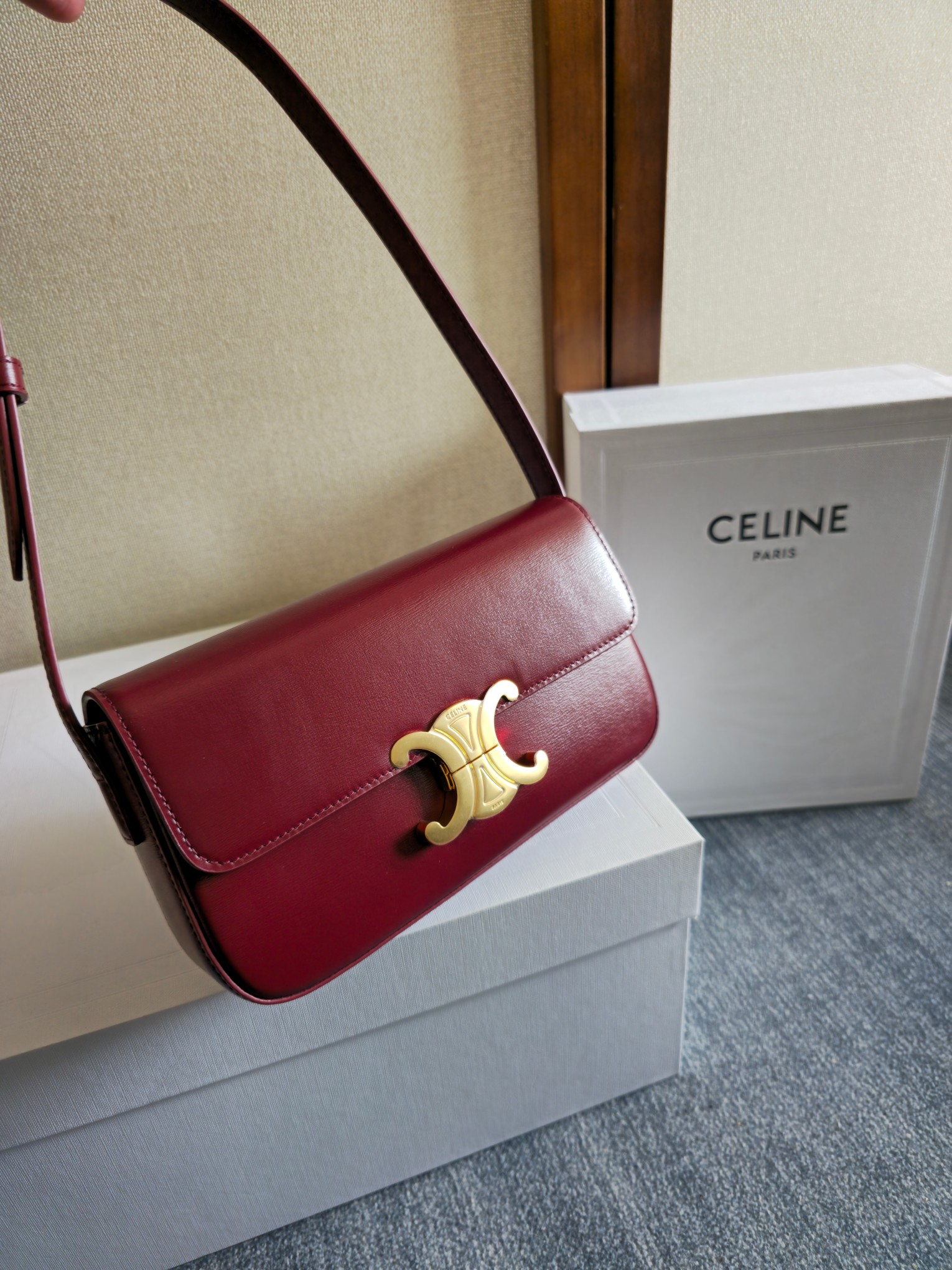 C’s new Triomphe armpit bag
2021 spring and summer limited edition, classic, high-end, simple design, no redundant suffixes, very recognizable, fashionable and versatile, it will still not go out of style after many years, and has a strong retro flavor ~
A must-have for fashionable girls~🉑(with original packaging)
Style number: 194142
Size: 20x10x4cm (shoulder straps can be adjusted) photo 4