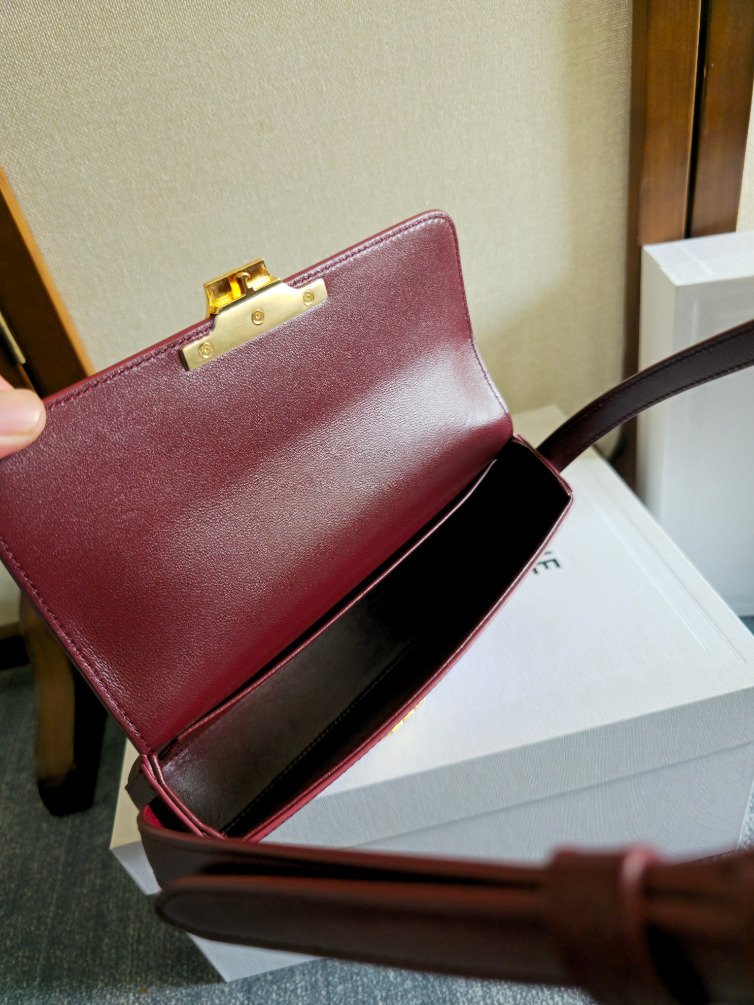 C’s new Triomphe armpit bag
2021 spring and summer limited edition, classic, high-end, simple design, no redundant suffixes, very recognizable, fashionable and versatile, it will still not go out of style after many years, and has a strong retro flavor ~
A must-have for fashionable girls~🉑(with original packaging)
Style number: 194142
Size: 20x10x4cm (shoulder straps can be adjusted) photo 8