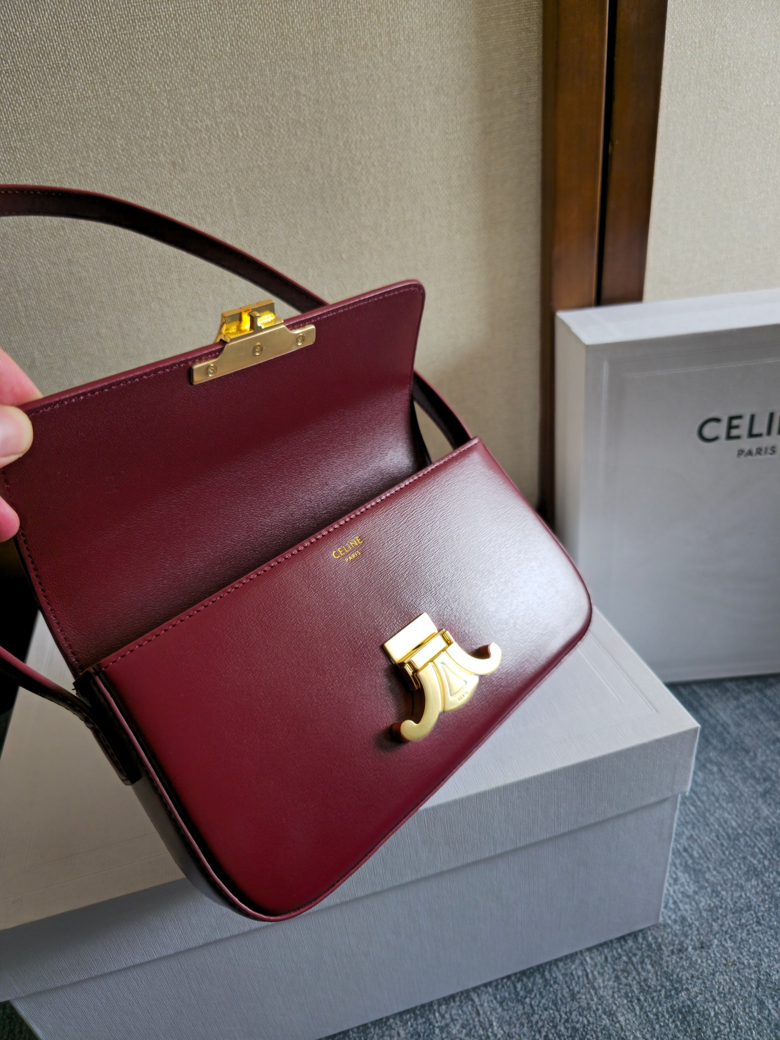 C’s new Triomphe armpit bag
2021 spring and summer limited edition, classic, high-end, simple design, no redundant suffixes, very recognizable, fashionable and versatile, it will still not go out of style after many years, and has a strong retro flavor ~
A must-have for fashionable girls~🉑(with original packaging)
Style number: 194142
Size: 20x10x4cm (shoulder straps can be adjusted) photo 9