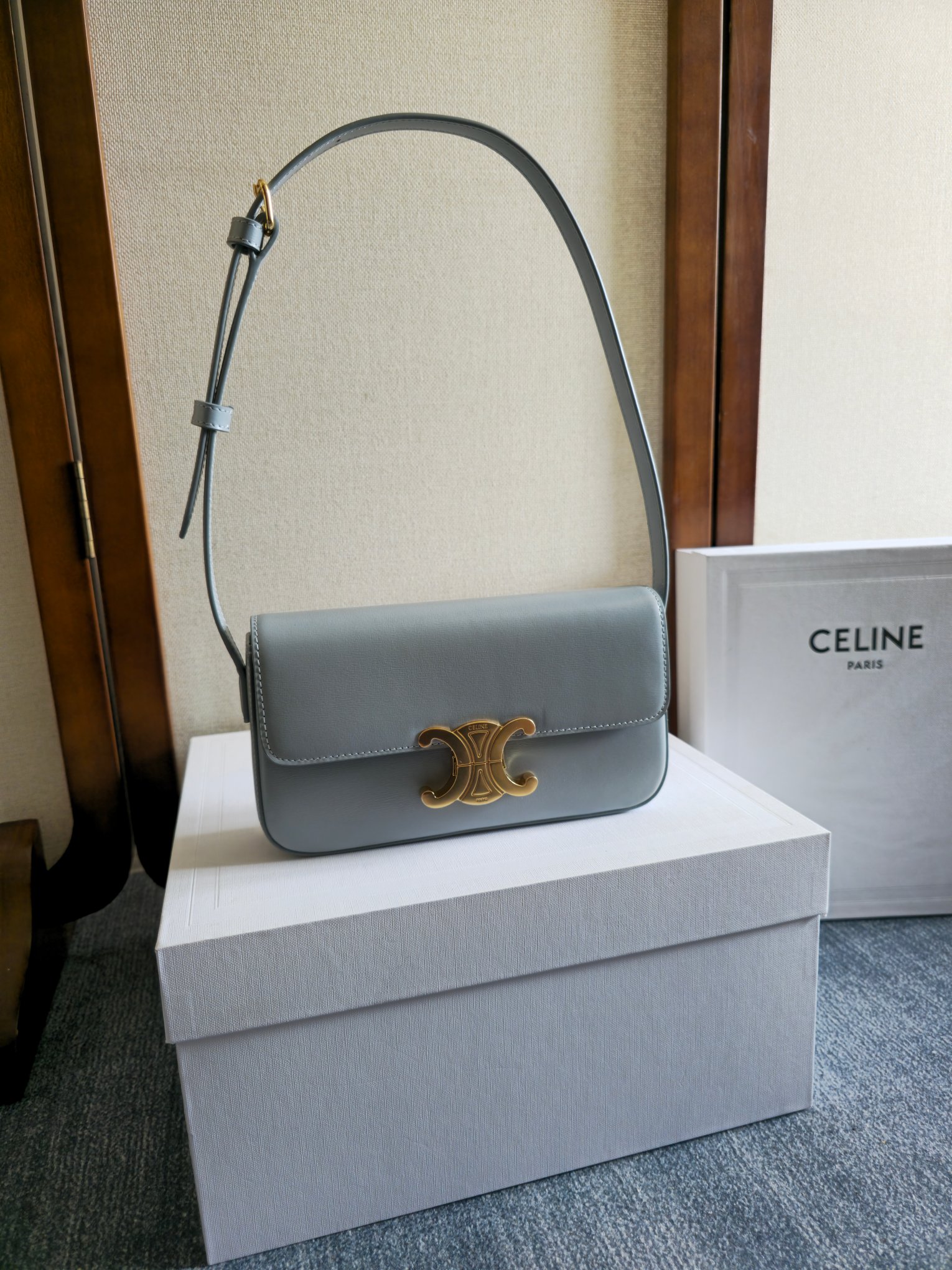 NO:213566,C home new Triomphe Arc de Triomphe Armise Bag Spring and Summer Limited Edition, classic, high-end, simple design, no extra suffix, very recognizable, fashionable and versatile, still out of date after many years, with a strong retro flavor~ A must-have for fashionable girls～(with original packaging) Model number 194142 Size 20x10x4cm (shoulder straps can be adjusted), Celine, celine, celine, chanel19860909C家全新Triomphe 凯旋门腋下包 春夏限定款,经典、高级感、简洁的设计,没有多余的后缀,非常具有辨识度,时尚百搭,多年后仍不过时,复古味道浓郁～ 时髦女孩必入款～(配原版包装) 款号194142  尺寸20x10x4cm（肩带可以调节）,赛琳celine,celine,celine,chanel,Bag