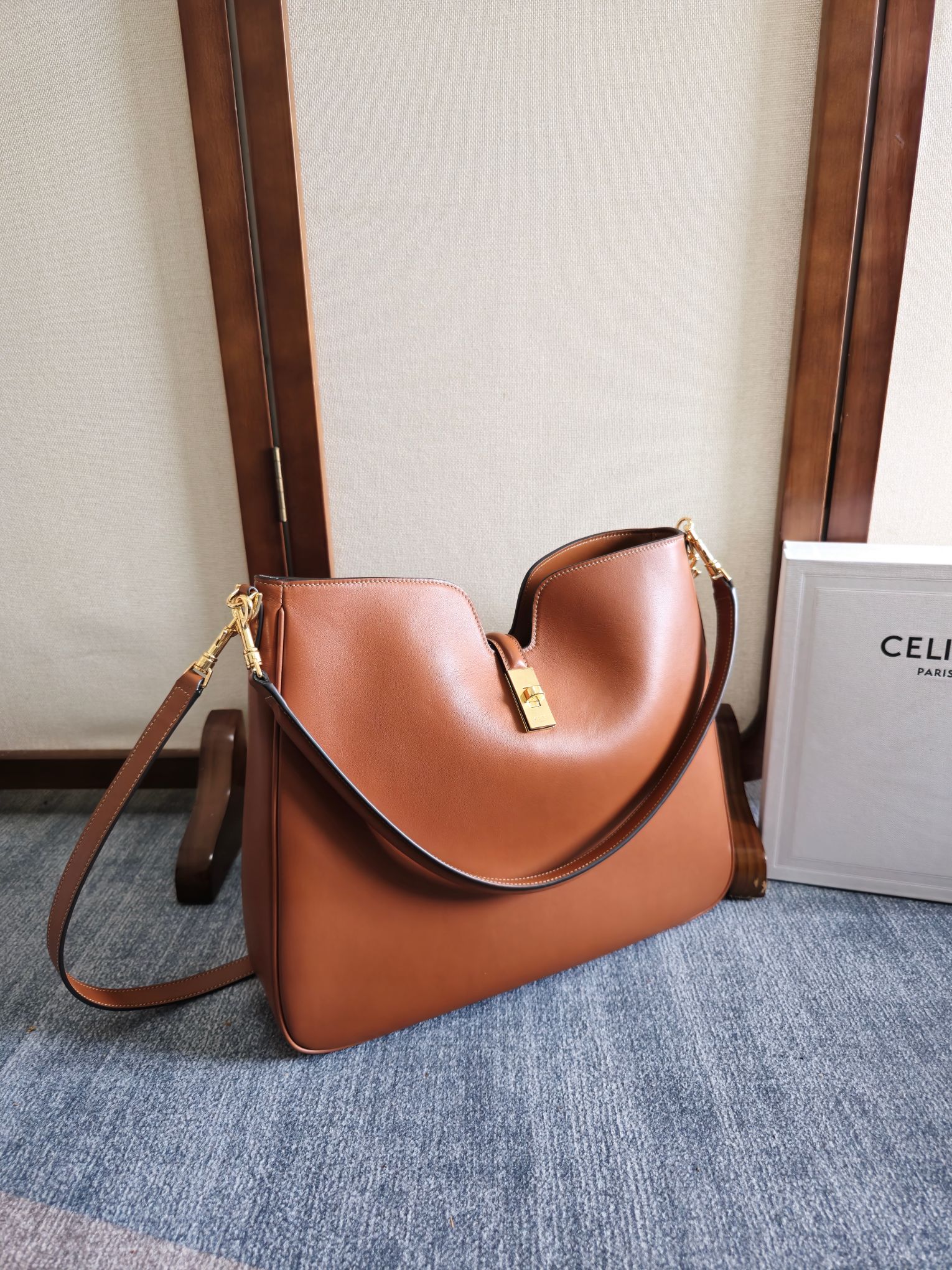 NO:206467,New product spot CE's new Camille 16 Soft CE camille has quietly returned to its minimalist and elegant style. You can see from the latest 16 Soft new member of the Camille 16 Soft bag. This new design retains the iconic soft lines of the 16 Soft series and outlines a casual sense of calmness with the Hobo outline. It shows that this is not a bag that deliberately attracts attention, but is captured with its low-key and restrained charm. The Camille 16 Soft bag uses smooth calfskin, and the leather itself has a natural luster. The overall shape is smooth and yet firm. The front of the bag is decorated with the brand's classic 16 metal lock details, which can just show the taste without too much decoration. Camille  16 Soft is available in medium and small sizes, ranging from calm black, classic tan to warm white to light yellow sand. Each tone echoes the brand's insistence on eternal aesthetics. As long as you are casually held on your hands, you will have a effortless fashionable feeling. Handle shoulder and crossbody, rotary lock closure, 1 main compartment, 1 inner zipper pocket, with 1 removable shoulder strap and 1 removable adjustable shoulder strap. Model number 119563 Size 36x29.5x7cm, Celine, celine, celine, cowhide19860909新品现货CE新推出的 Camille 16 Soft CE camille新款 悄悄回归极简优雅作派了,从最新推出的16 Soft 系列新成员Camille 16 Soft 包款 就能窥见一二,这款全新设计保留了16Soft 系列标志性的柔和线条,并以Hobo 轮廓勾勒出一种漫不经心的从容感,在在显示了这不是一款刻意吸引目光的包款,而是以低调内敛的魅力掳获人心. Camille 16 Soft 包款采用光滑小牛皮,皮革本身带有自然的光泽感,整体造型流畅又不失挺度,而包款正面饰有品牌经典的16金属锁扣细节,没有过多装饰,就能恰到好处地彰显品味. Camille 16 Soft 提供中号与小号两种尺寸,颜色从沉稳的黑色、经典的棕褐色,到温润的白色到浅黄沙色,每一种色调都呼应了品牌对永恒美学的坚持,只要随性挽在手上,就有着毫不费力的时髦感. 手提 肩背和斜挎 ,旋转锁扣开合 内设1个主隔层 1个内侧拉链口袋 配1条可拆卸手提肩背带和1条可拆卸调节长肩带 款号119563 尺寸36x29.5x7cm,赛琳celine,celine,celine,cowhide,Bag