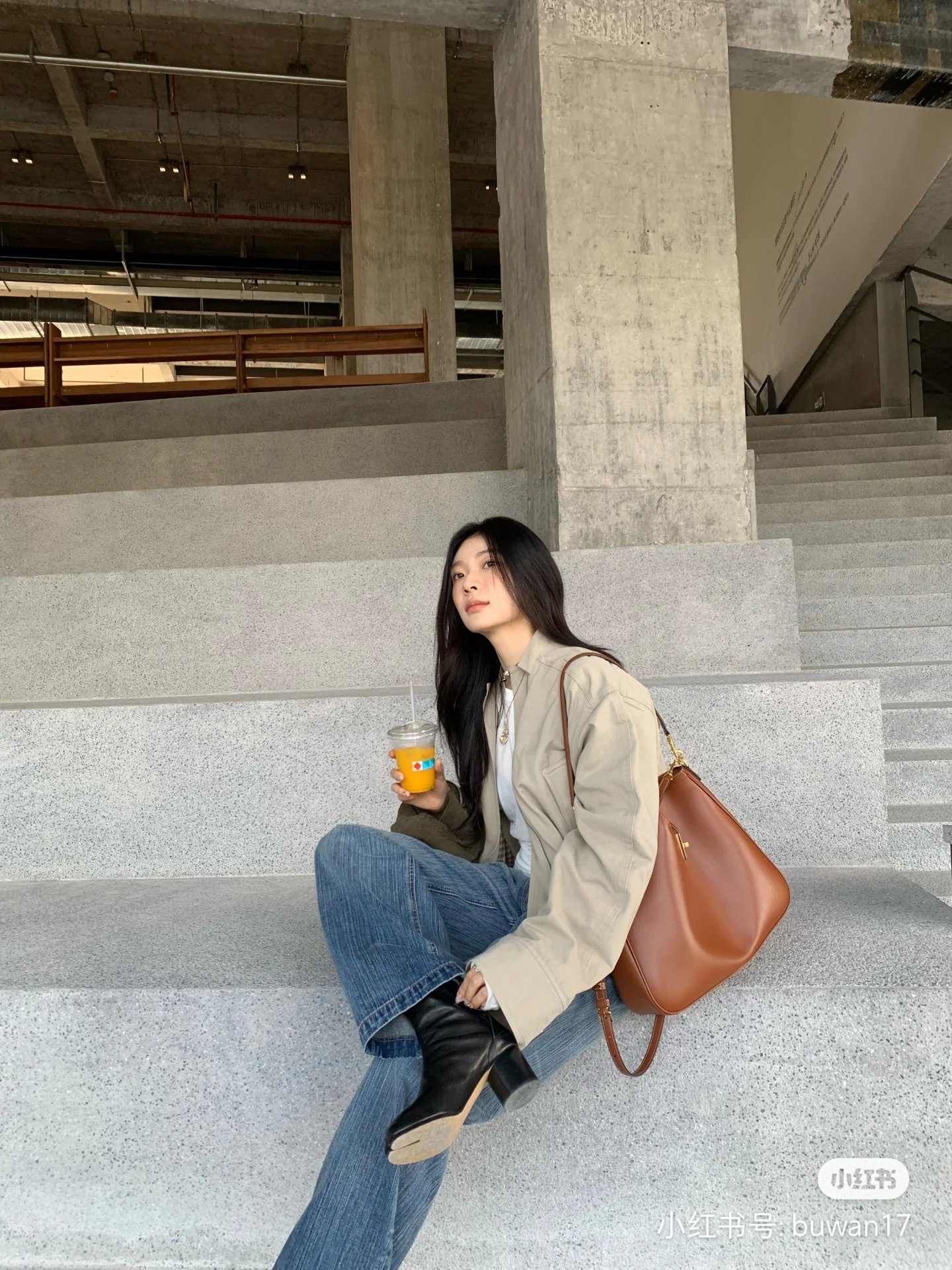 NO:206471,Li Gengxi's same big bag, helping you to become fashionable in the workplace in seconds. CELINE bag: Li Gengxi's same CAMILLE16SOFT Size: Large Features: Can put down a 13-inch computer Features: Super lightweight, two shoulder straps of different lengths, Celine, celine19860909李庚希同款大包 助你秒变职场时髦精CELINE 包包:李庚希同款CAMILLE16SOFT 尺寸:大号 特点:可以放下13寸电脑 特色:超级轻便,两条不同长度肩带,赛琳celine,celine,celine,Bag