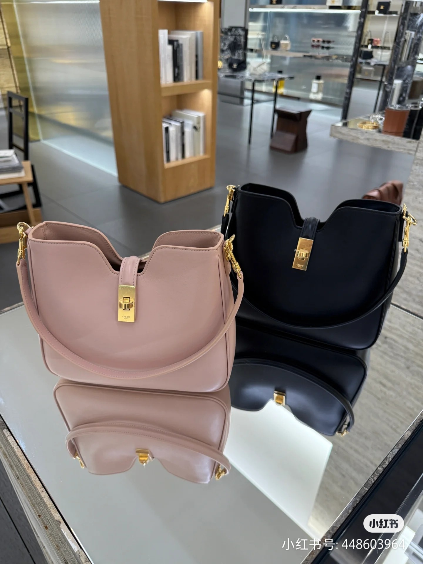 NO:206487,CELINE new Hobo bag CAMILLE | How to choose sizes 1$CAMILLE dual-purpose bag Small CAMILLE as daily use capacity can put down mobile phone umbrella powder, etc. Medium CAMILLE commuters can choose to put down 13-inch laptops. They belong to the same series as the classic SOFT 16, which uses delicate and soft smooth calfskin, one long and one short shoulder strap, two back methods to switch styles, what to do, I am excited again, Celine, celine, celine, cowhide, umbrellas19860909CELINE新款Hobo包CAMILLE| 大小尺寸怎么选 1$CAMILLE两用包 小号CAMILLE作为日常使用容量可以放下手机雨伞粉饼等 中号CAMILLE通勤人选择可以放下13寸笔记本电脑 与经典的SOFT 16属于同一系列使用细腻柔软的光滑小牛皮 一长一短肩带 两种背法切换风格 怎么办又心动啦,赛琳celine,celine,celine,cowhide,umbrellas,Bag