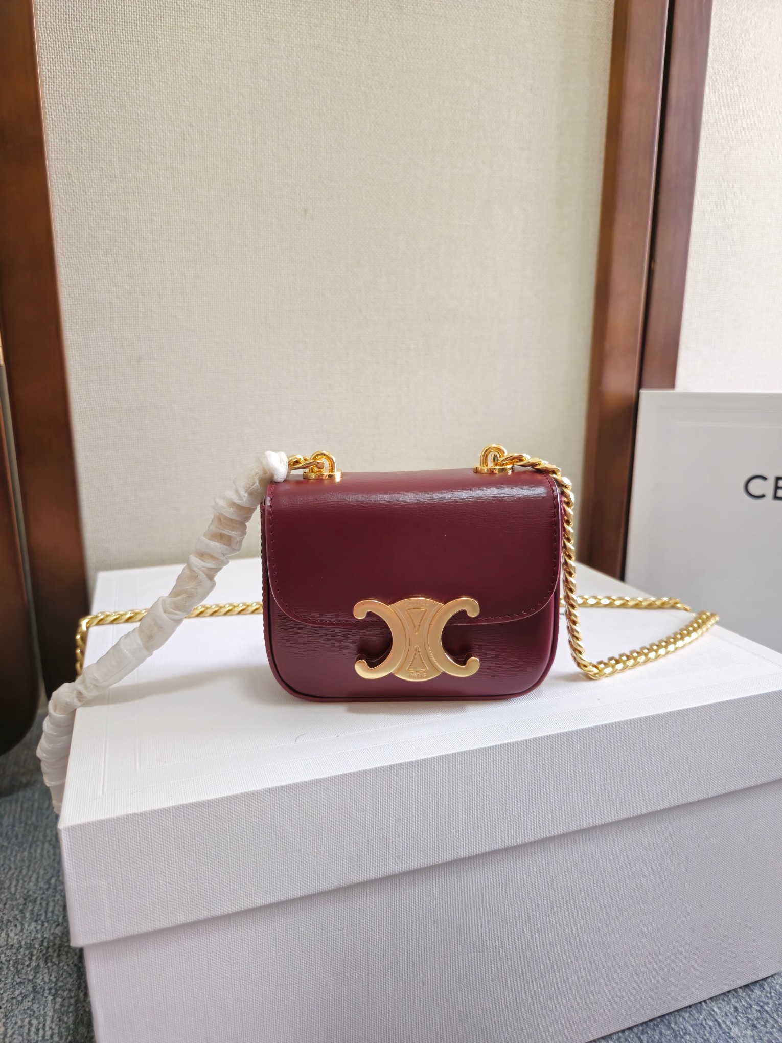 NO:207942,CELINE Chain Tan Jinbuckle, new mini (headphone bag) C home has released small bags this year, but this season Cline mini is cute and must-have. Although the small bag is not very large in capacity, it has a critical impact on appearance. It is not generous, shoulder straps can be adjusted, and the absolute return rate of commuting and going out is 100%. It is mainly tall and small. The capacity can be equipped with lipstick, powder, and keys. Model number: 101843 (all steel hardware) Size: 11x4x8CM, Celine, christian louboutin, celine, celine, chanel19860909CELINE 链条郯金扣,新品 mini(耳机包)C家这 年陆续出的小包但这一季Cline mini可可爱爱必收、 虽然小包容量不是特别大、但是颜值暴击,可爱暴击又 不是大方、肩带可以调节、通勤出街绝对回头率百分 百,主要是高个子小个子都可 容量可以装口红,粉饼,钥匙 款号:101843（全钢五金） 尺寸:11x4x8CM,赛琳celine,christian louboutin,celine,celine,chanel,Bag