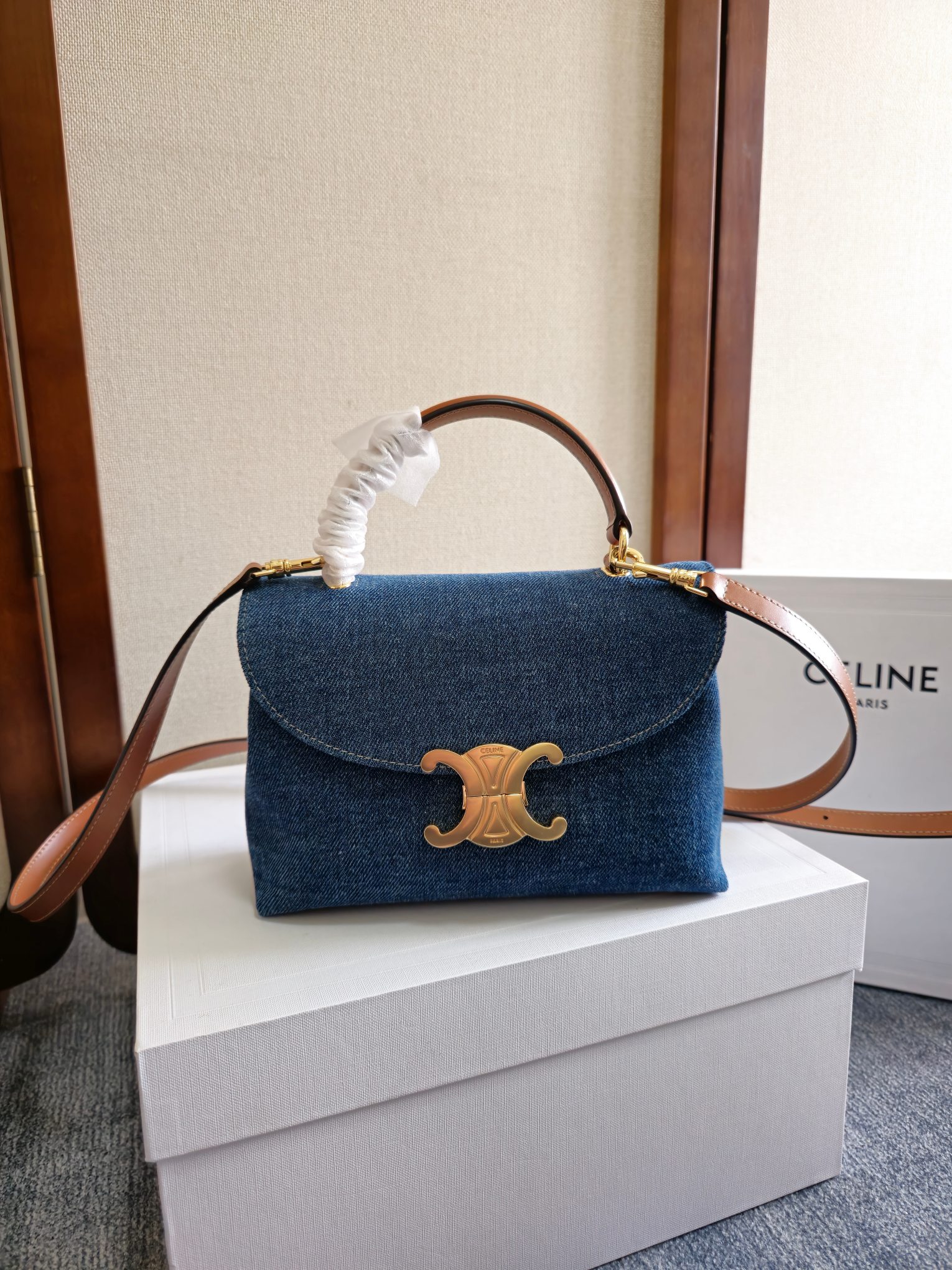 NO:209482,New products are launched in CE Arc de Triomphe kelly handbags. New Arc de Triomphe bags are full of high-end feeling!  Simple and exquisite outlines, etc... all exudes an unparalleled sense of high-end. The lines of kelly's classic shape are simple and elegant. There is no need for extra decoration. They all show aesthetic charm. Model number 118113 Size 20.5x13x8 (with original packaging), Celine, celine, celine19860909新品上线CE凯旋门kelly手袋 新款凯旋门收袋 满满高级感！ 简约精致的轮廓 等等…都散发着无与伦比的高级感 kelly经典造型的线条简洁大方 无需多余的装饰 都即显审美魅力 款号118113 尺寸20.5x13x8（配原版包装）,赛琳celine,celine,celine,Bag