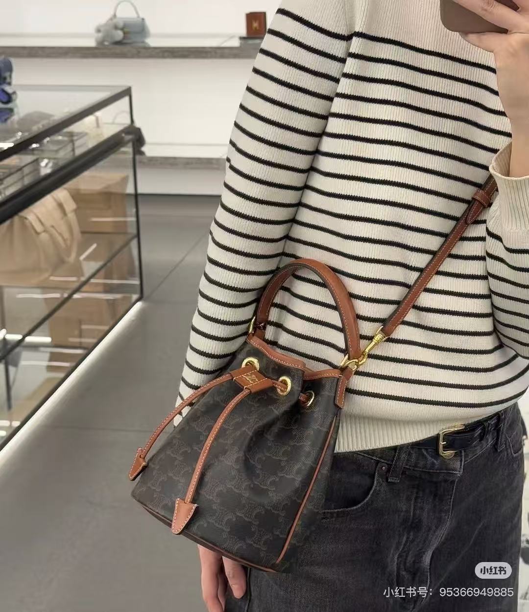 NO:212029,Celine's new Clara presbyopia drawstring bucket bag small, the new size is more cute! The drawstring design is super convenient and does not worry about things falling out. The capacity can be installed on mobile phones, wallets, keys and cosmetics. New handles have greatly increased convenience. It is equipped with an adjustable strap for hand-held/sided back/shoulder back. Celine, christian louboutin, celine, celine19860909Celine新款Clara老花抽繩水桶包小號 新尺寸小號更可愛! 抽繩設計超方便不怕東西會掉出來容量可裝下手機、錢包、鑰匙及補妝用品新增了手把大大增加了便利性 附有一條可調節背帶可手拎/斜背/肩背,赛琳celine,christian louboutin,celine,celine,Bag